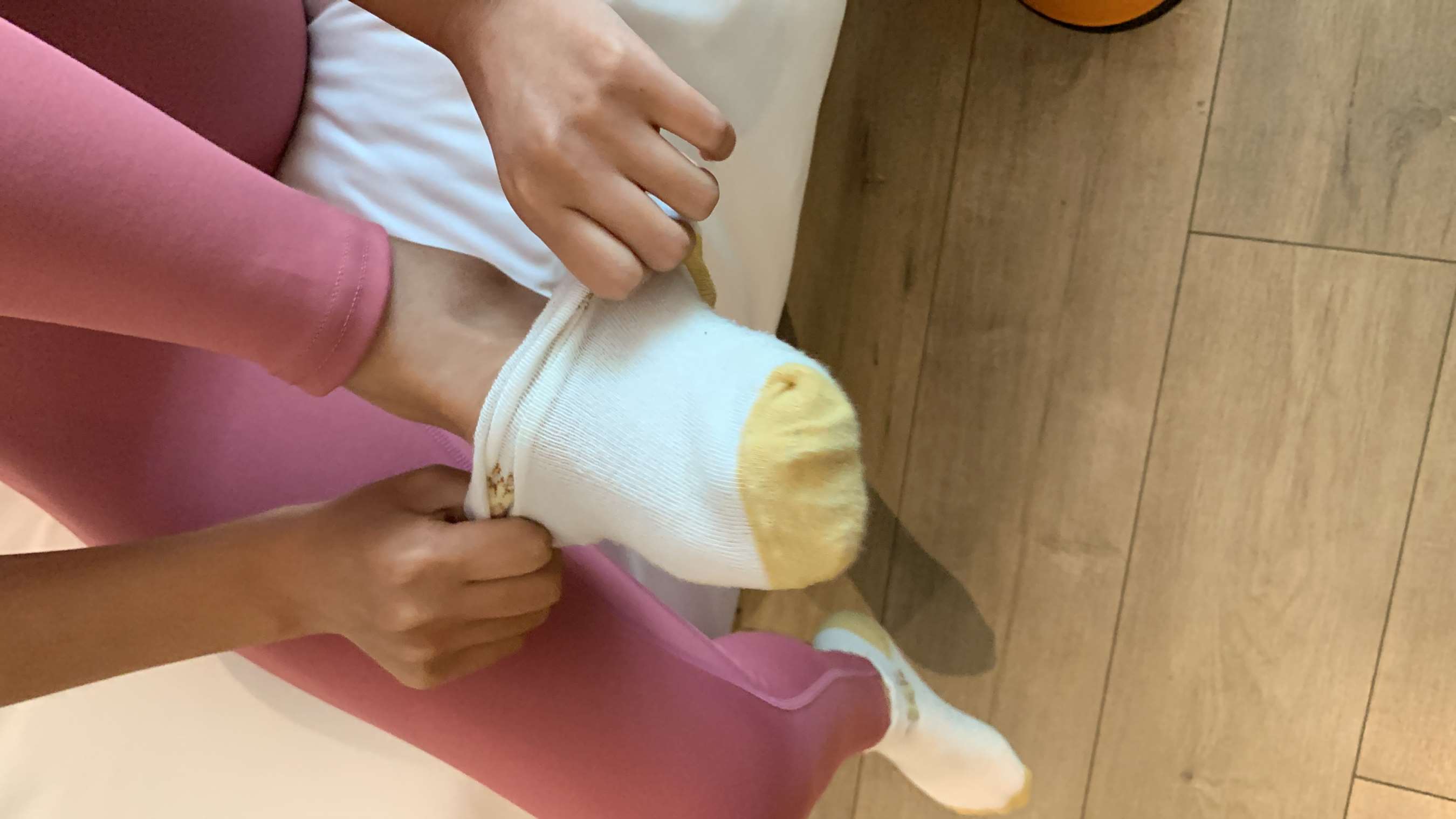 《少女的多双棉袜脚》作品图