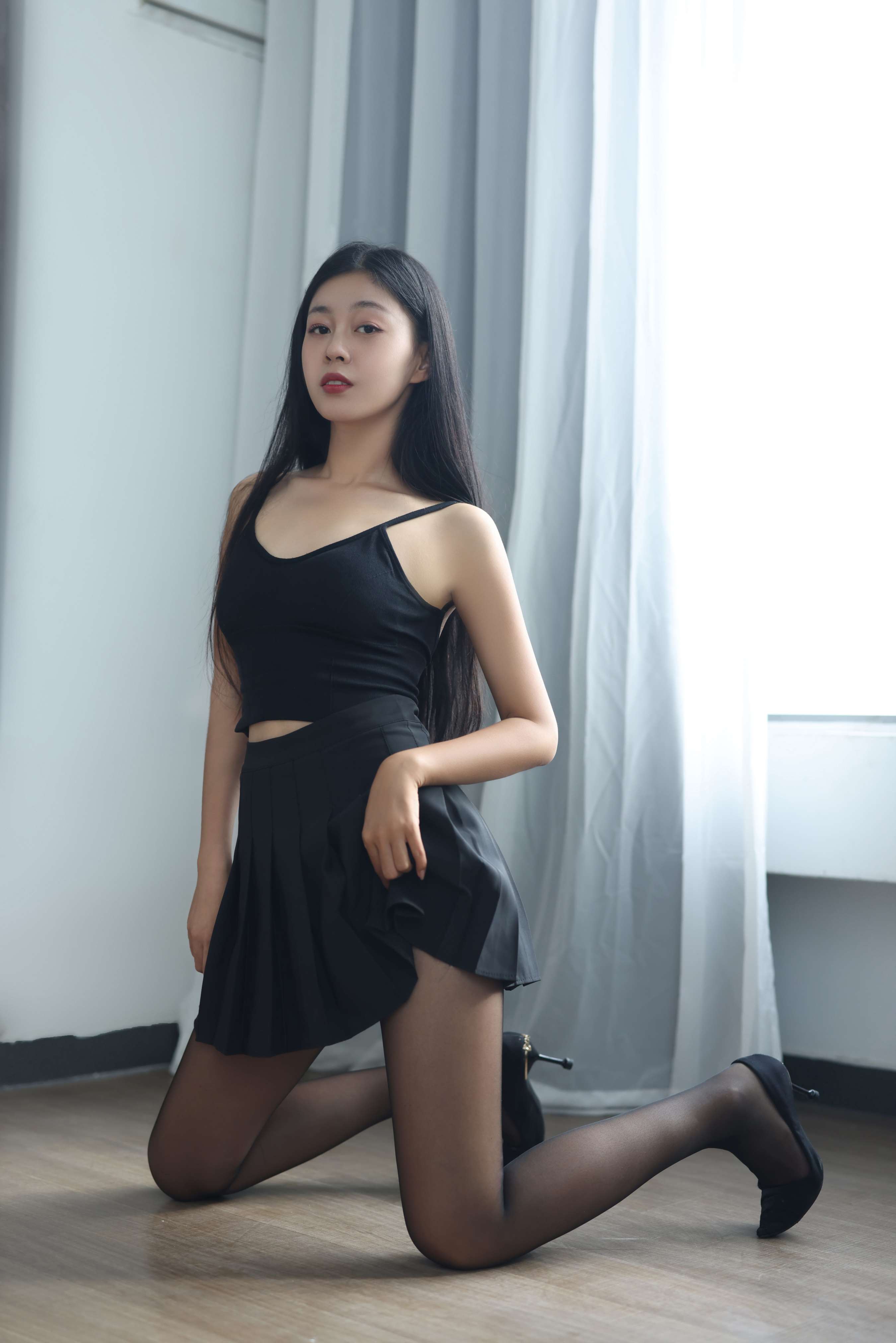 《亚楠吊带裙の黑丝脚》作品图