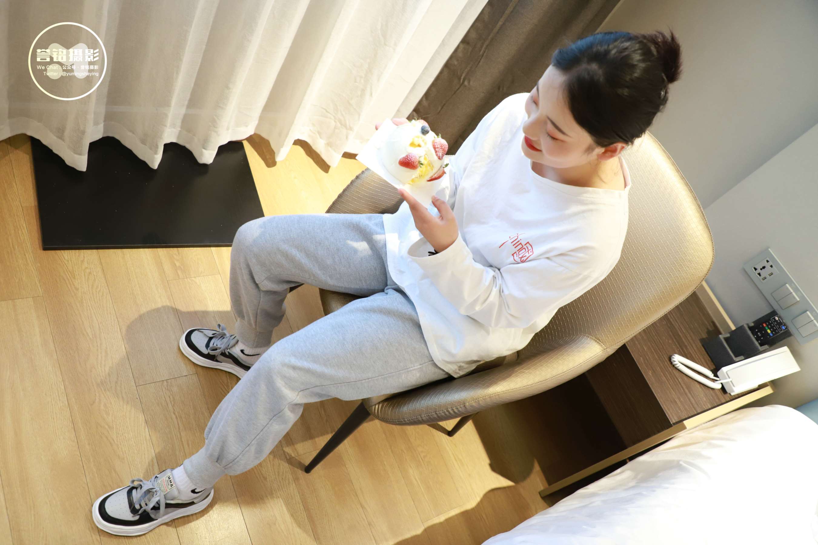 《[寄卖]誉铭传媒《少女嫩足踩蛋糕》》作品图