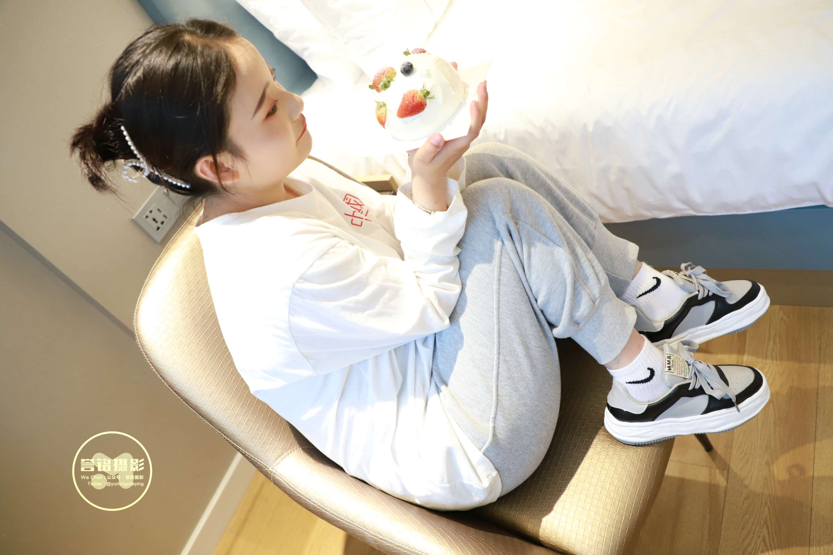 《[寄卖]誉铭传媒《少女嫩足踩蛋糕》》作品图