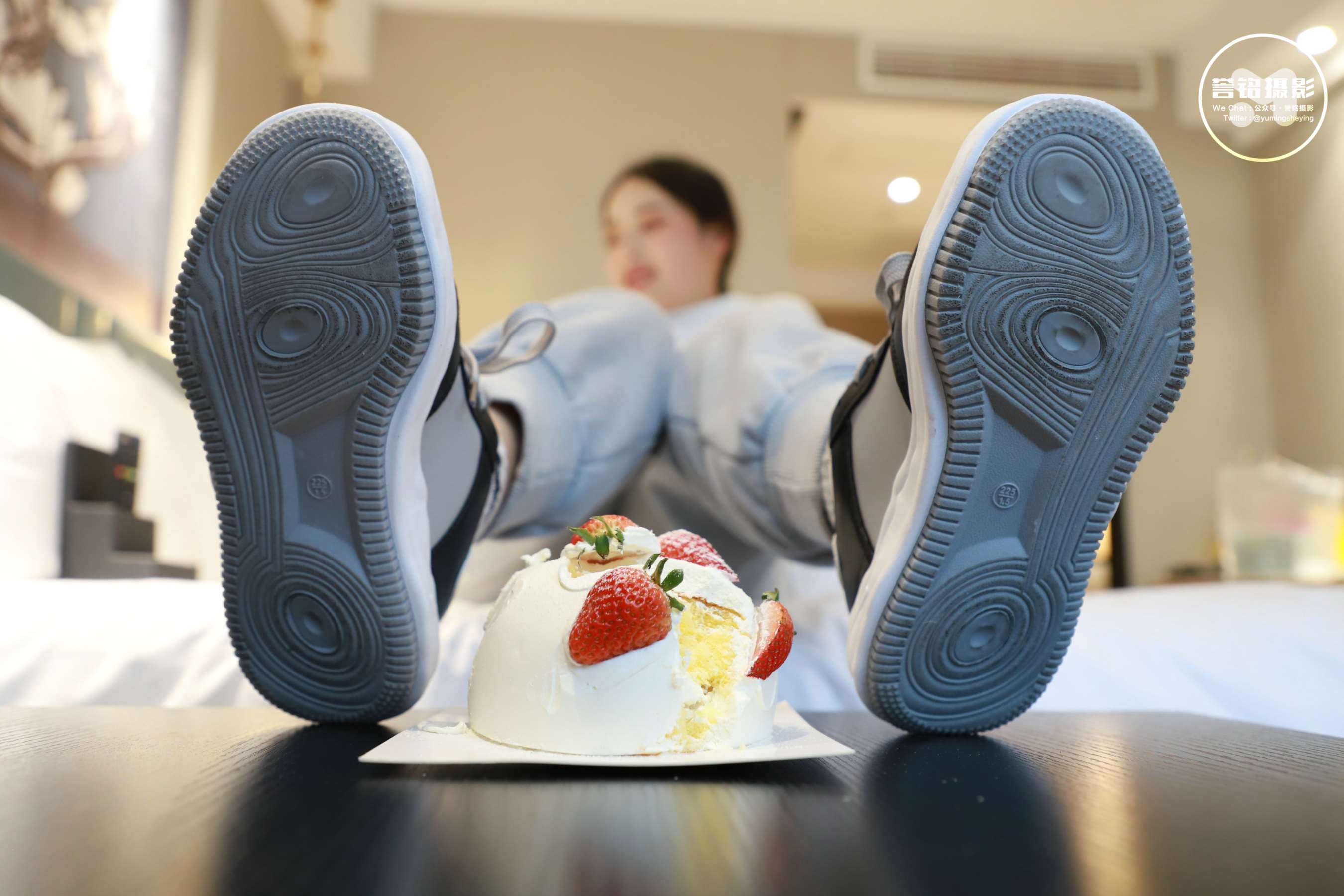 《[寄卖]誉铭传媒《少女嫩足踩蛋糕》》作品图