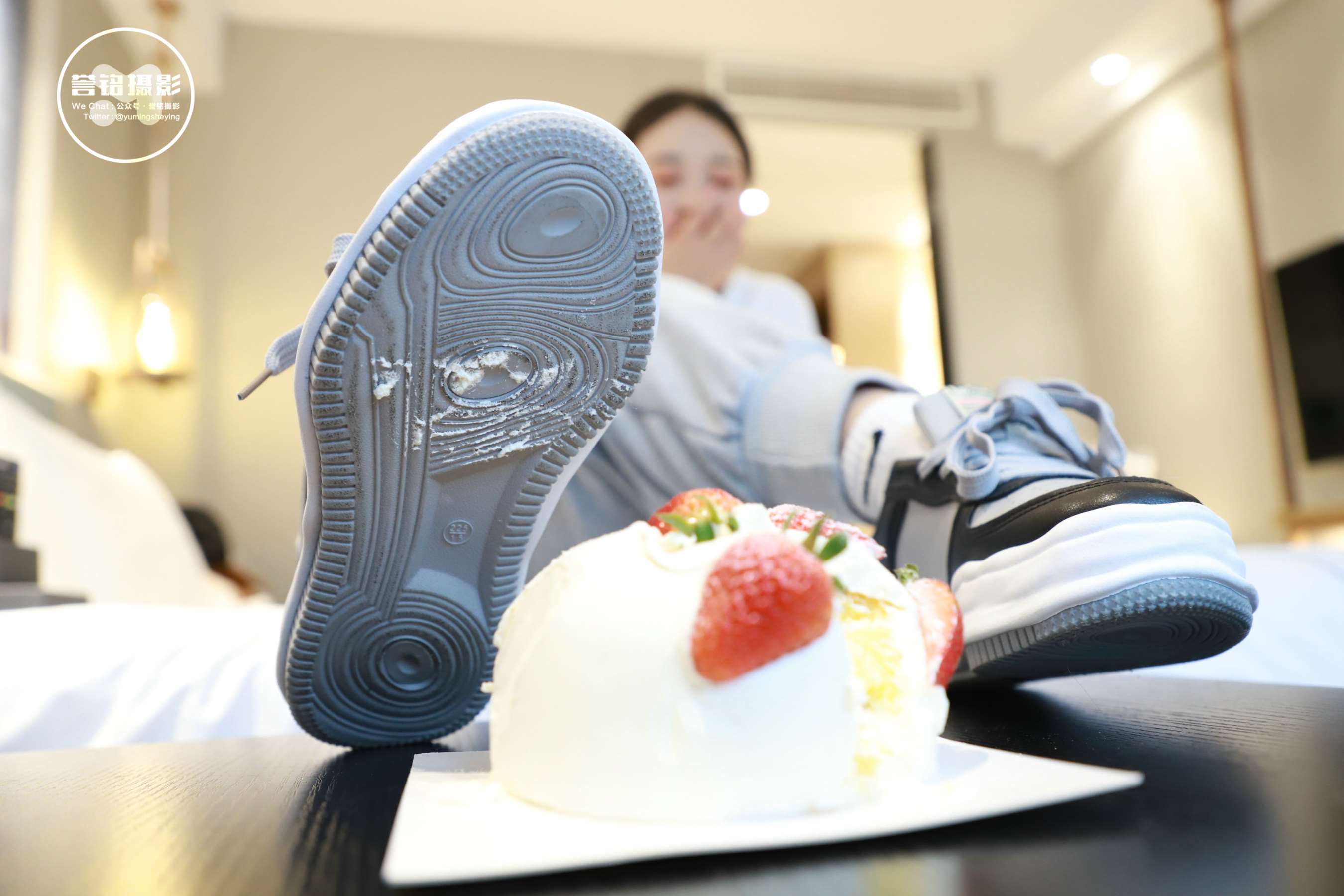 《[寄卖]誉铭传媒《少女嫩足踩蛋糕》》作品图