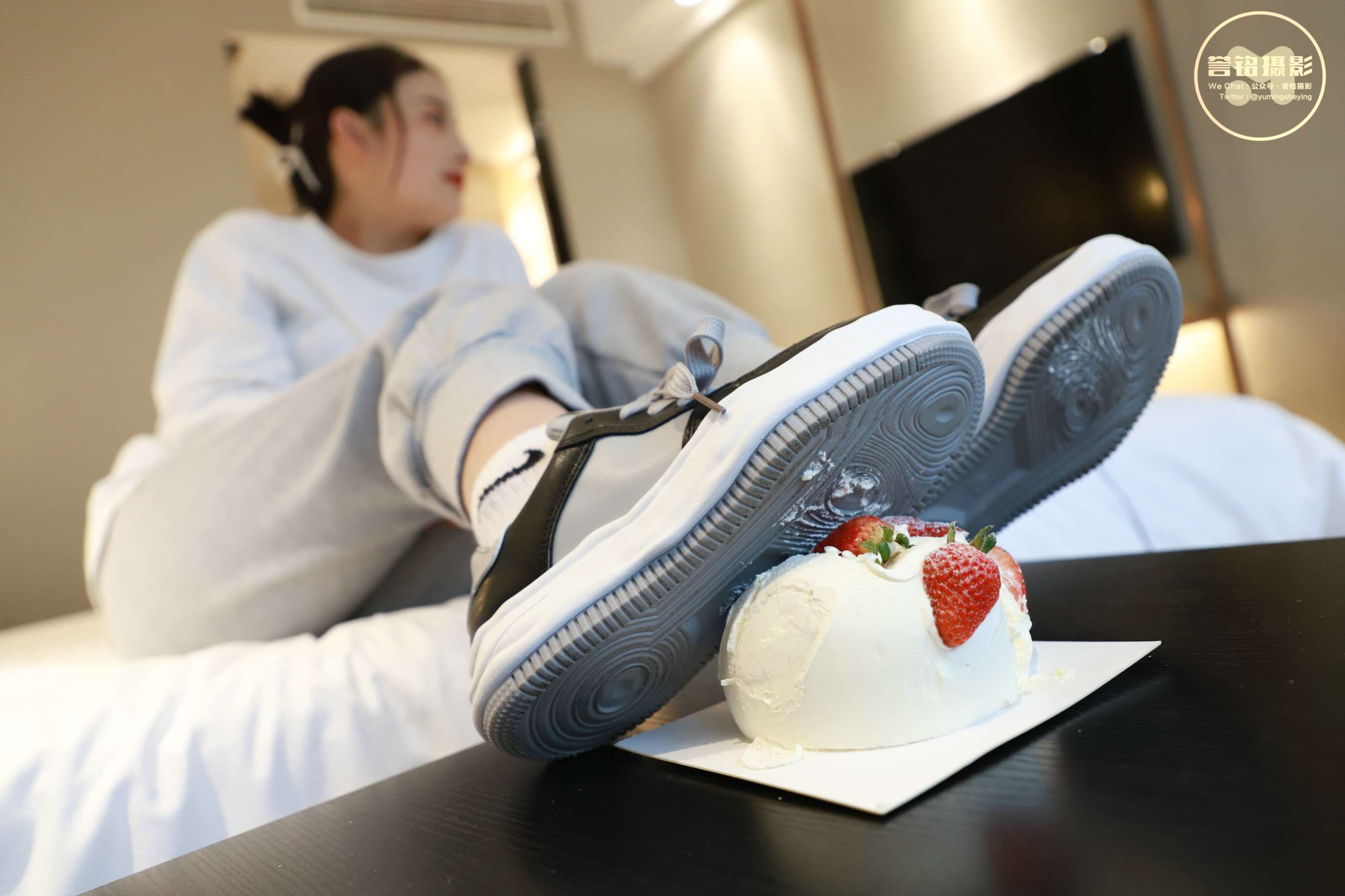 《[寄卖]誉铭传媒《少女嫩足踩蛋糕》》作品图