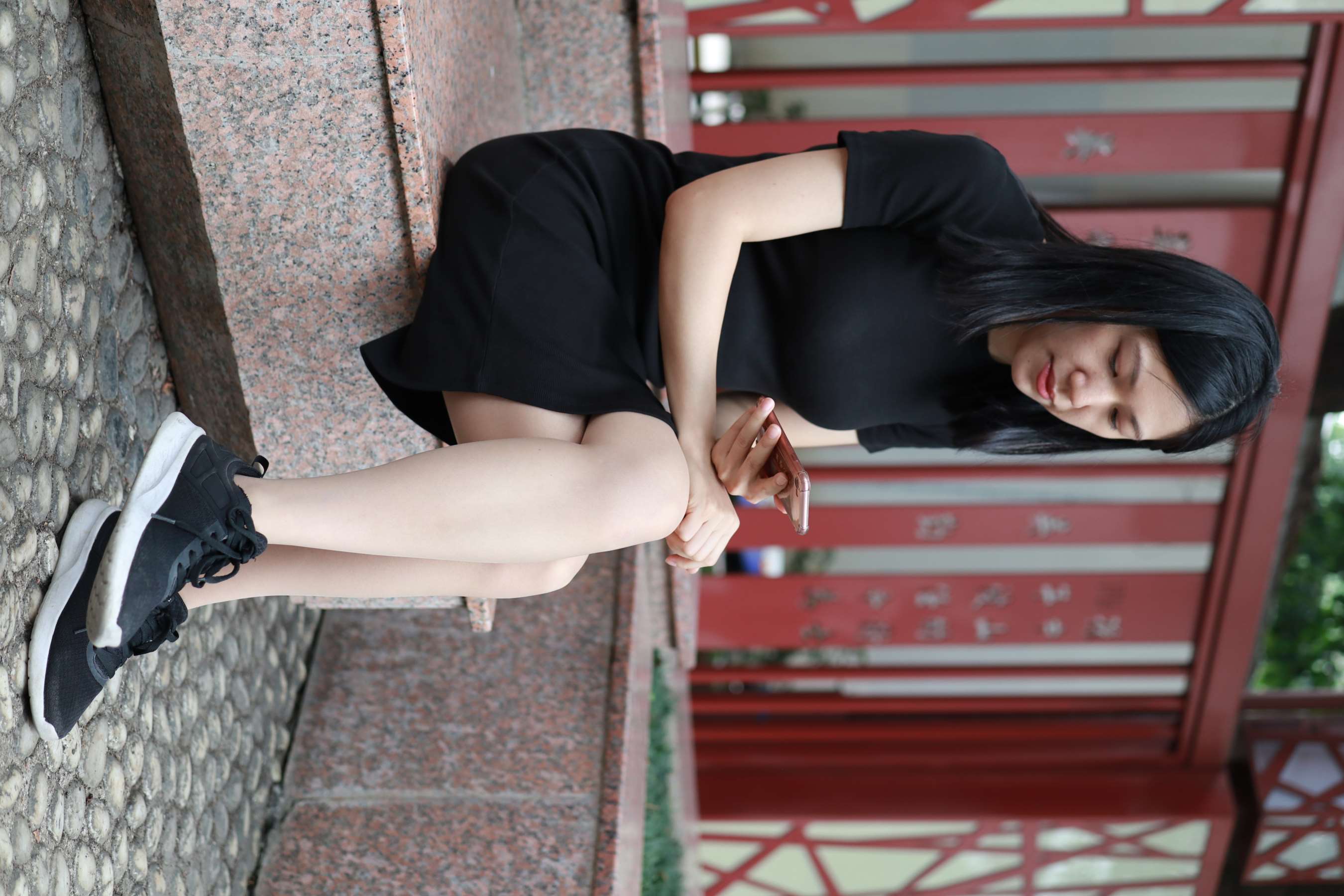 《高跟运动鞋丝袜交互》作品图