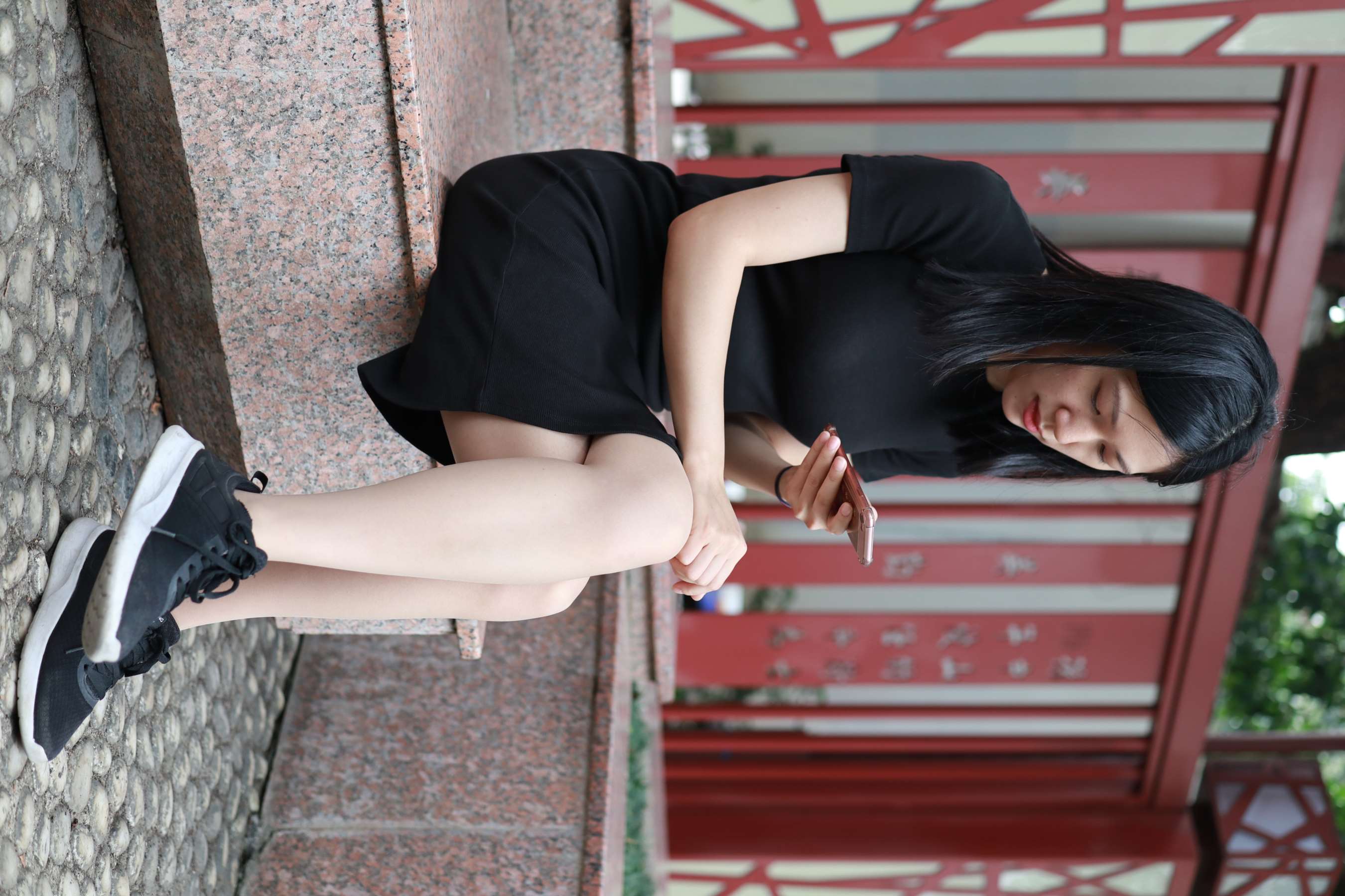 《高跟运动鞋丝袜交互》作品图