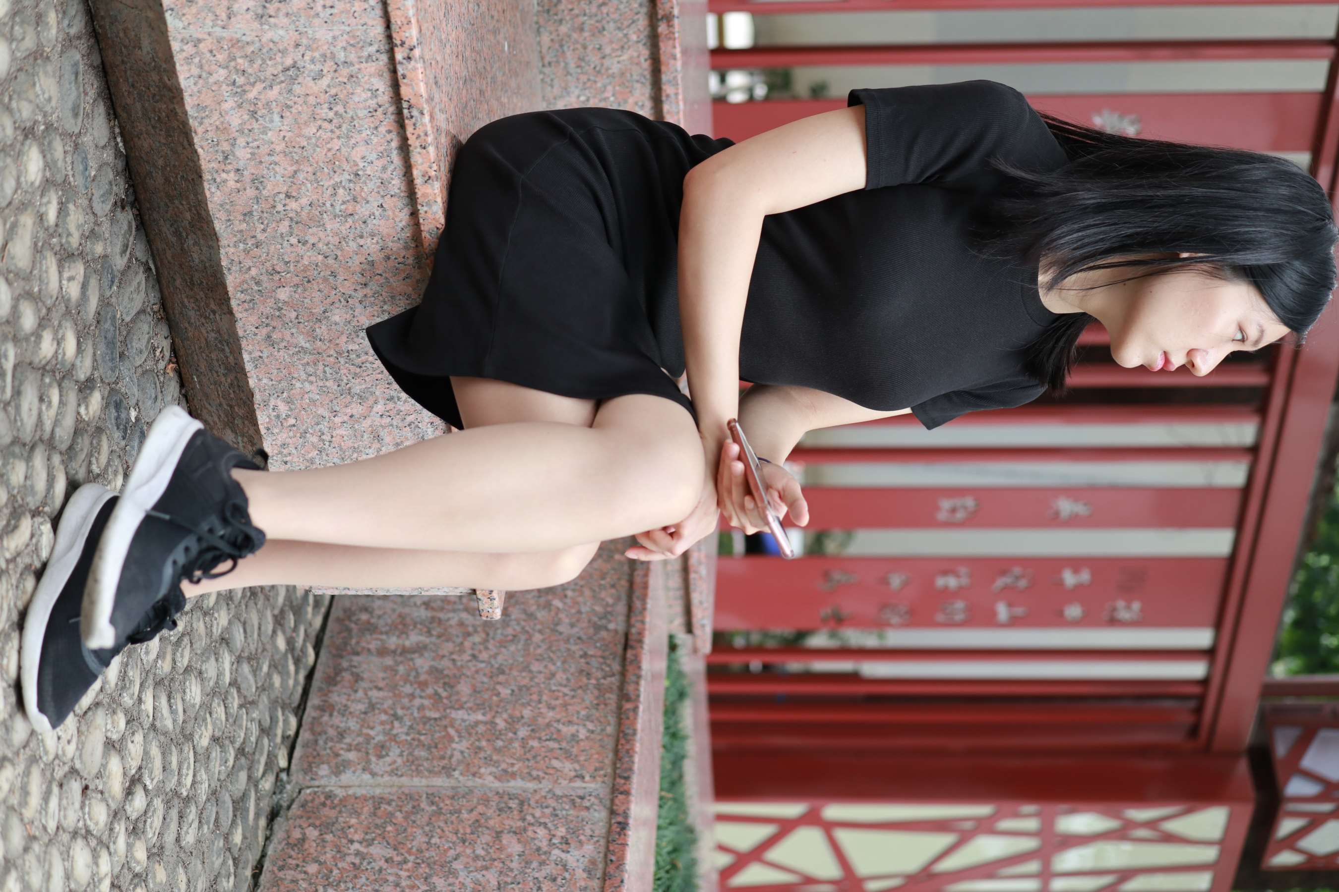 《高跟运动鞋丝袜交互》作品图