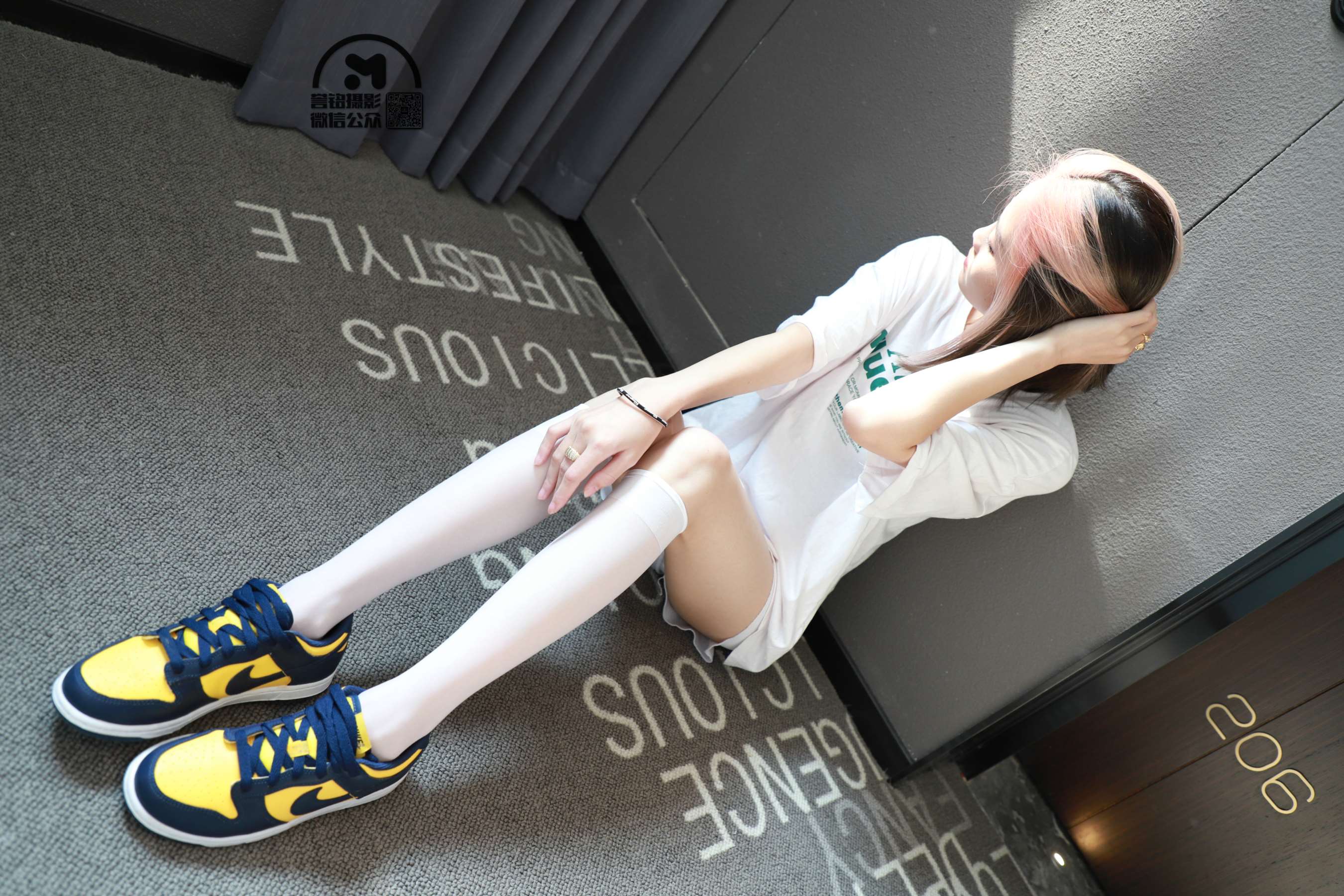 《[寄卖]誉铭摄影《少女板鞋の丝袜脚》》作品图