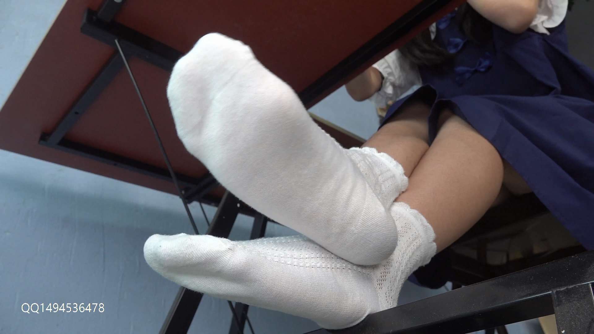 《[视频] 静儿脱掉公主鞋棉袜放松脚丫》作品图