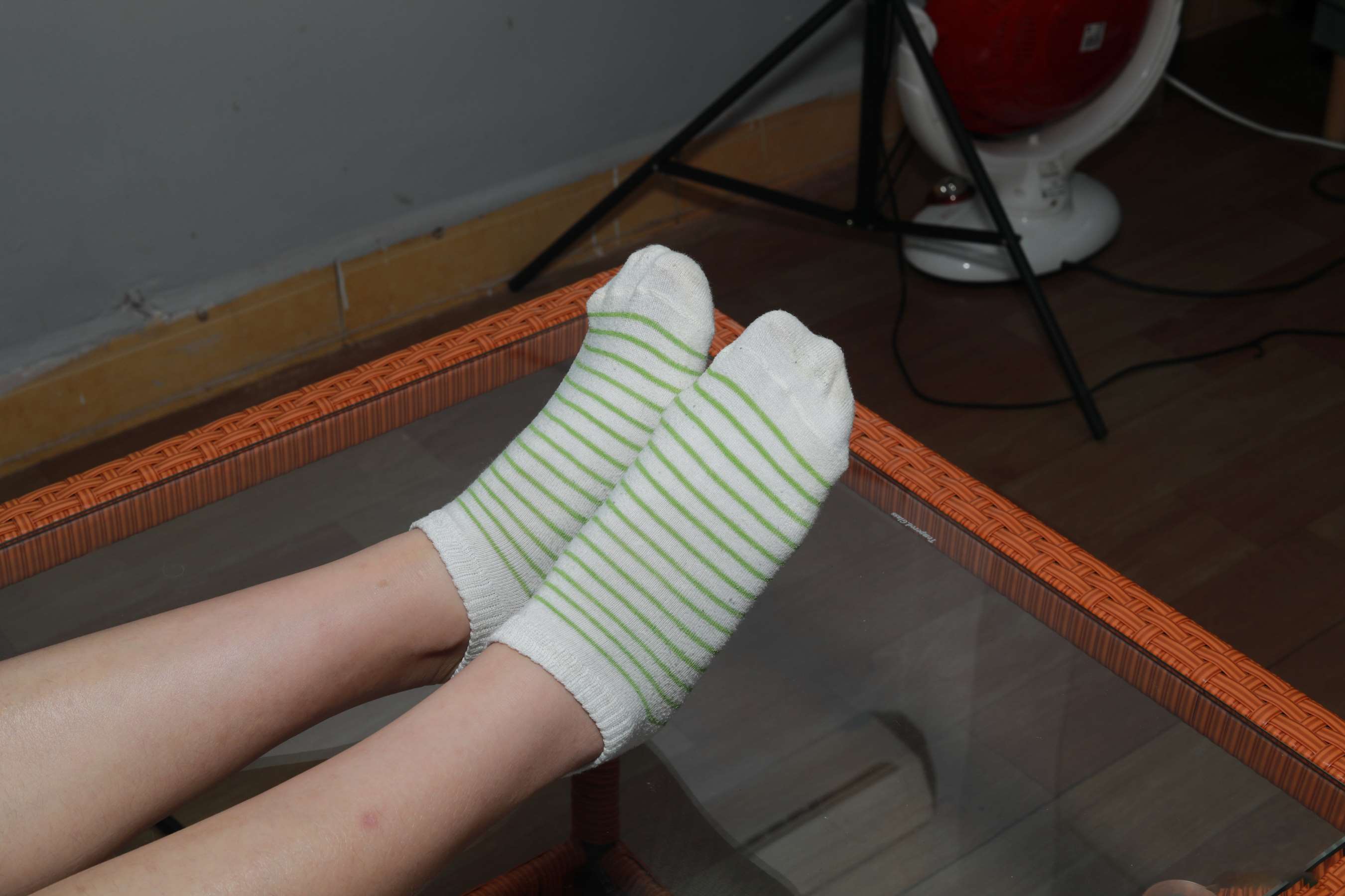 《小燕脱掉棉袜展示36码小嫩脚》作品图