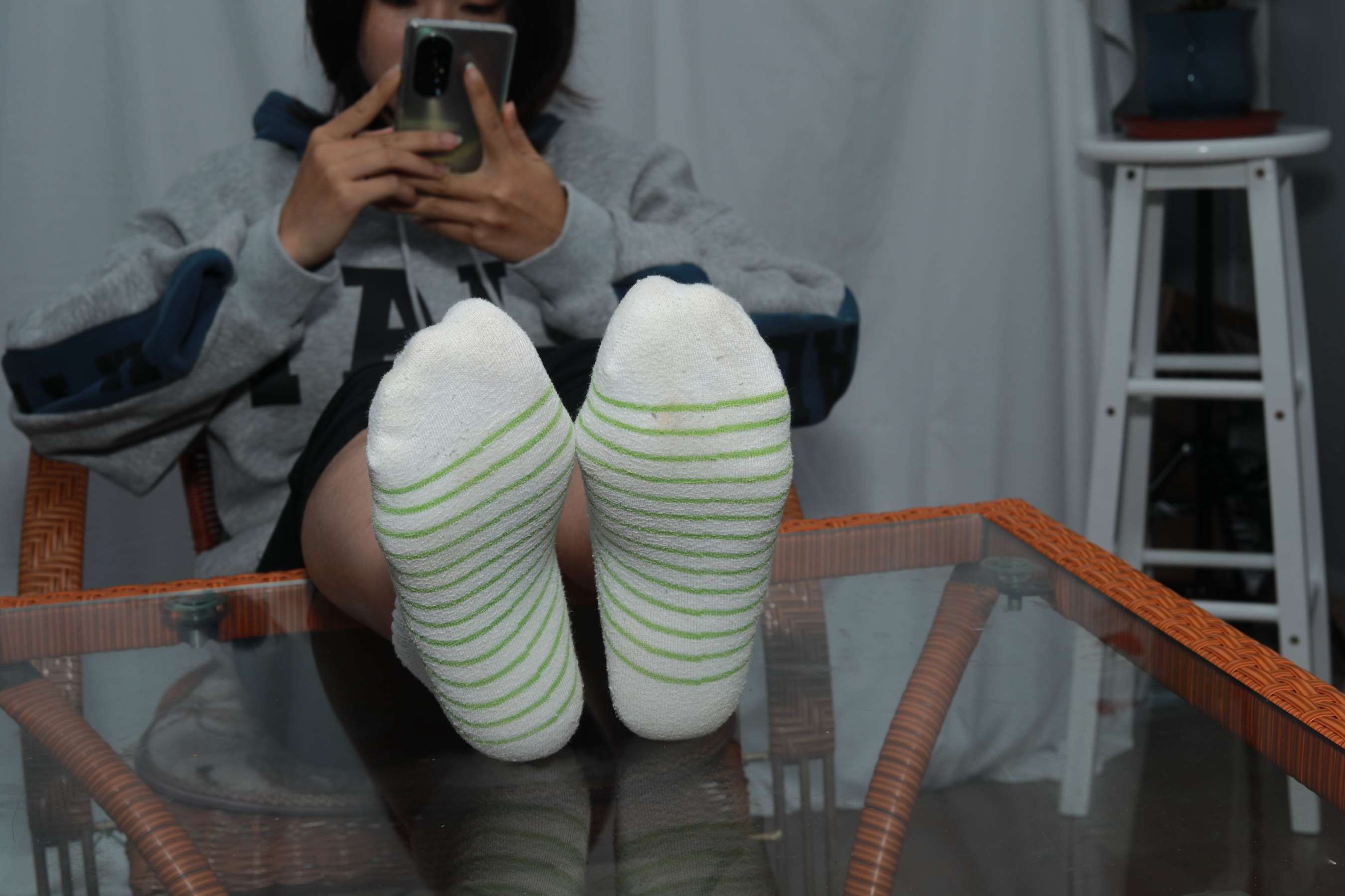 《小燕脱掉棉袜展示36码小嫩脚》作品图