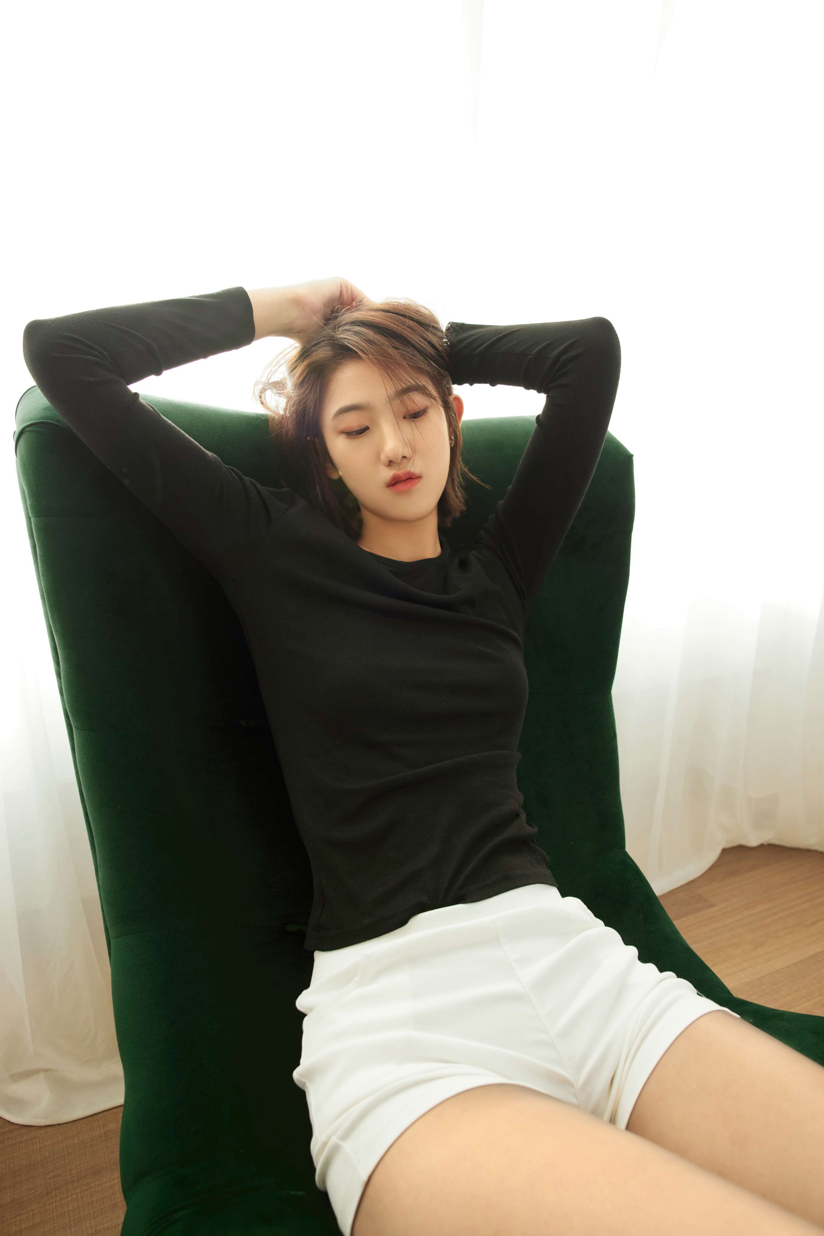 《琳琳高跟黑丝脚》作品图