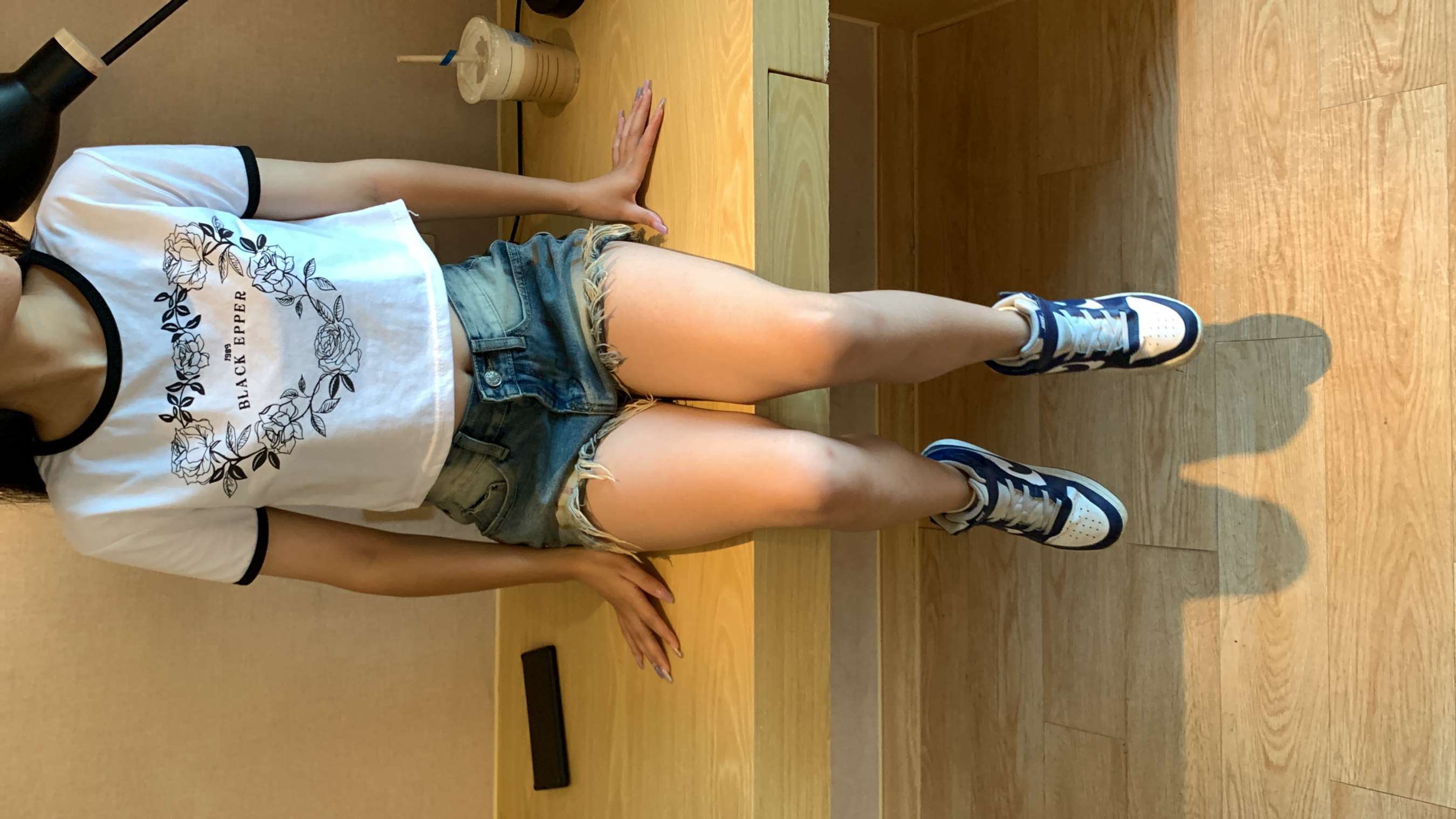 《少女球鞋の棉袜脚》作品图