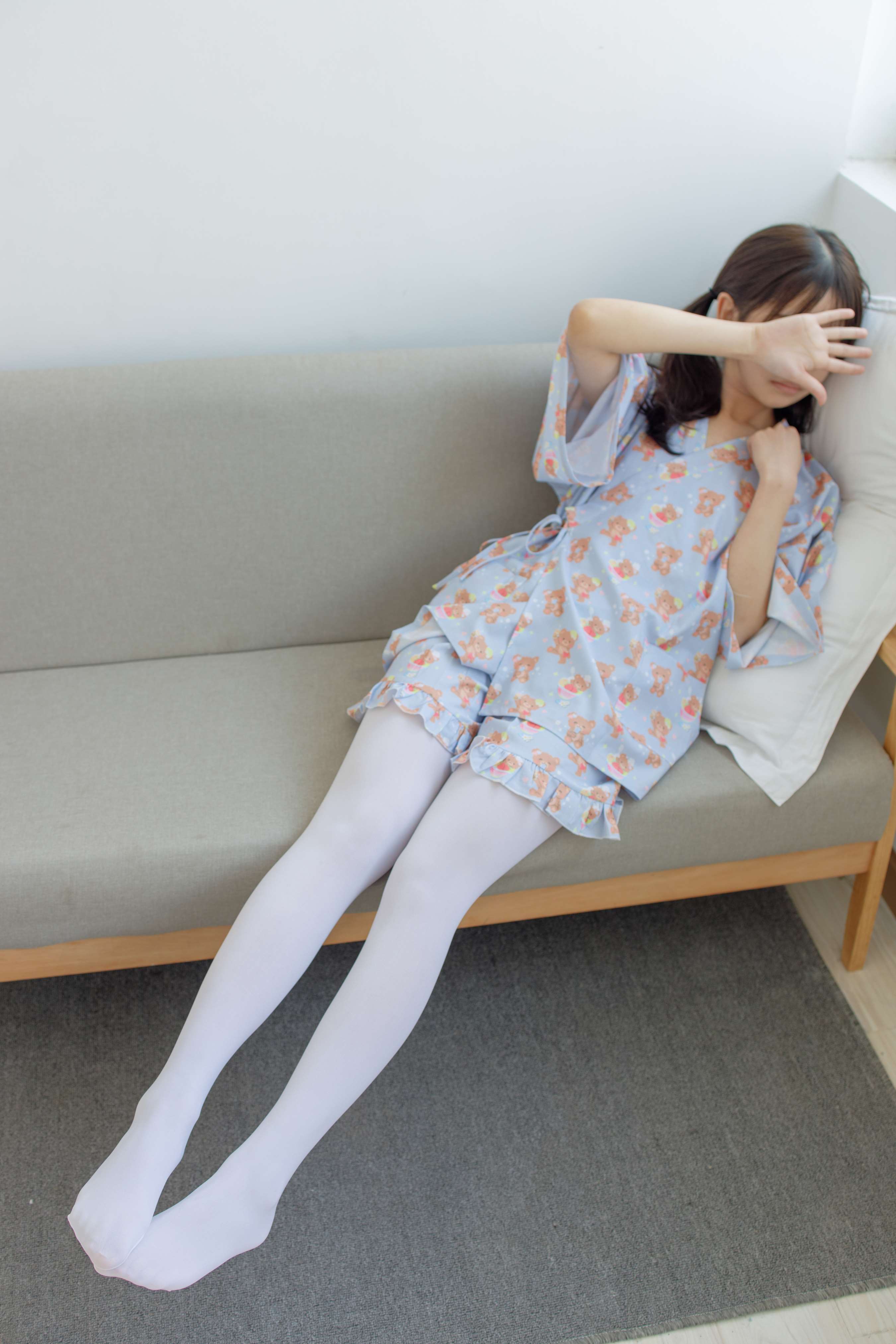 《沙发上诱人的白丝美少女》作品图