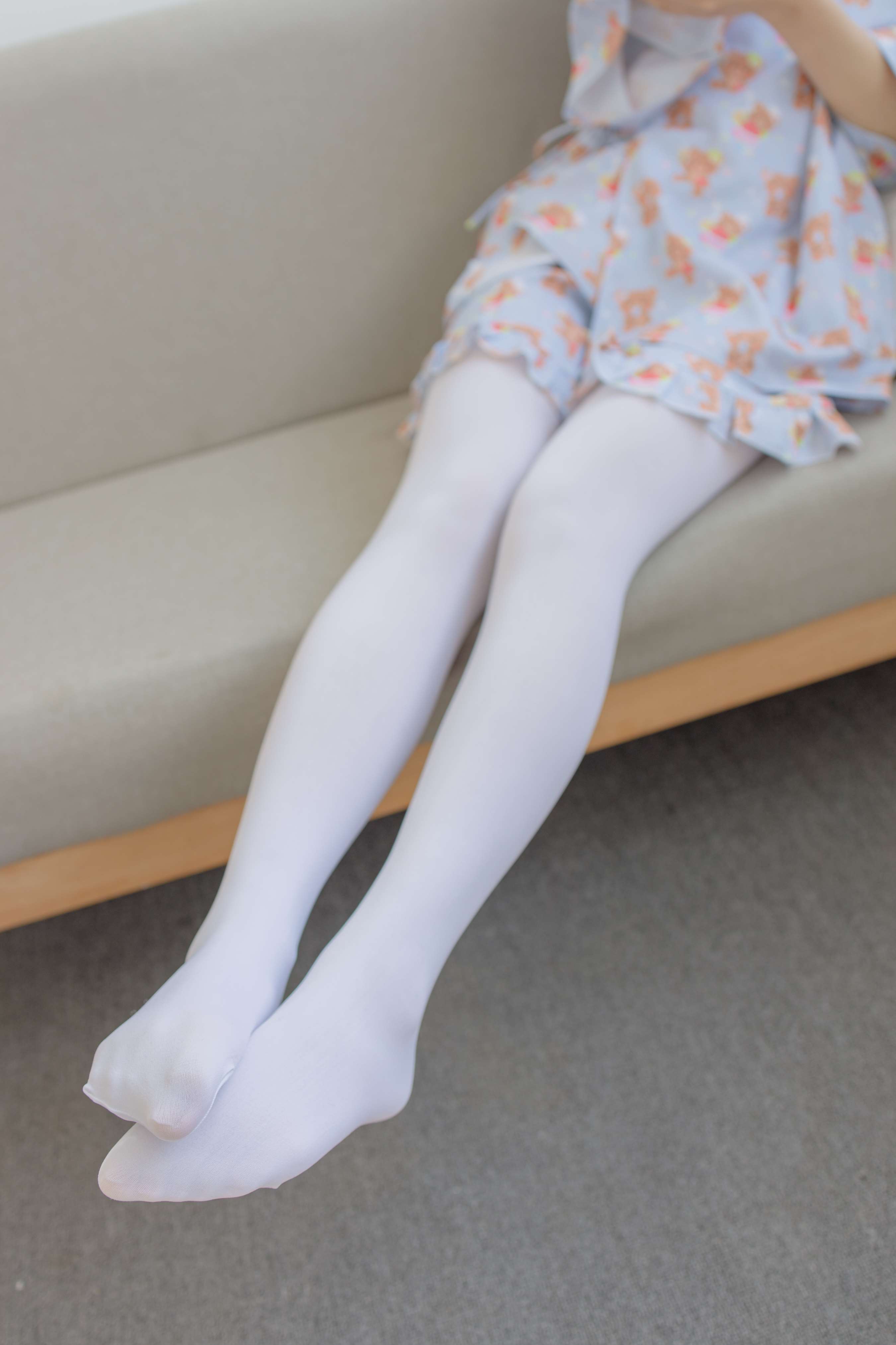 《沙发上诱人的白丝美少女》作品图