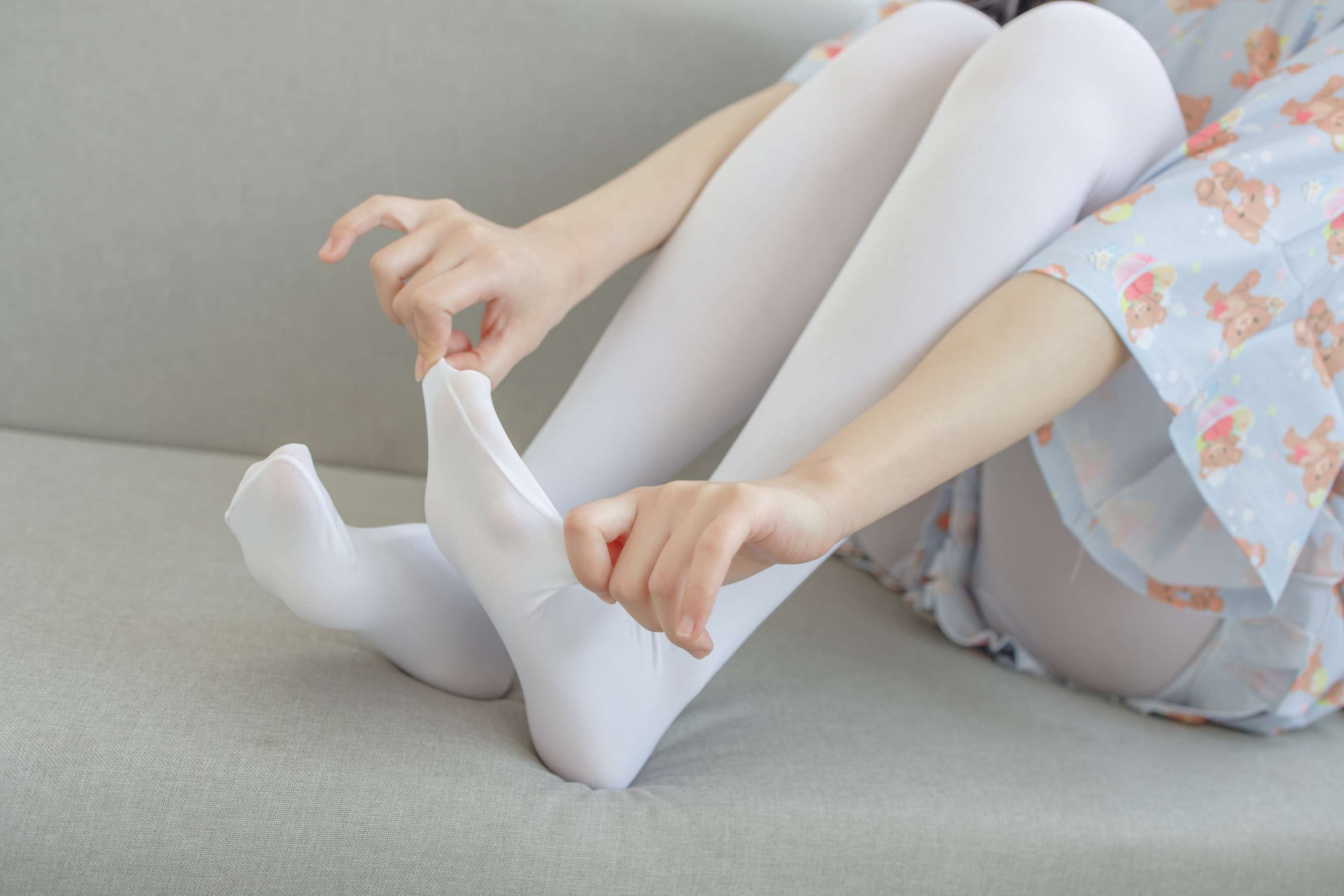 《沙发上诱人的白丝美少女》作品图