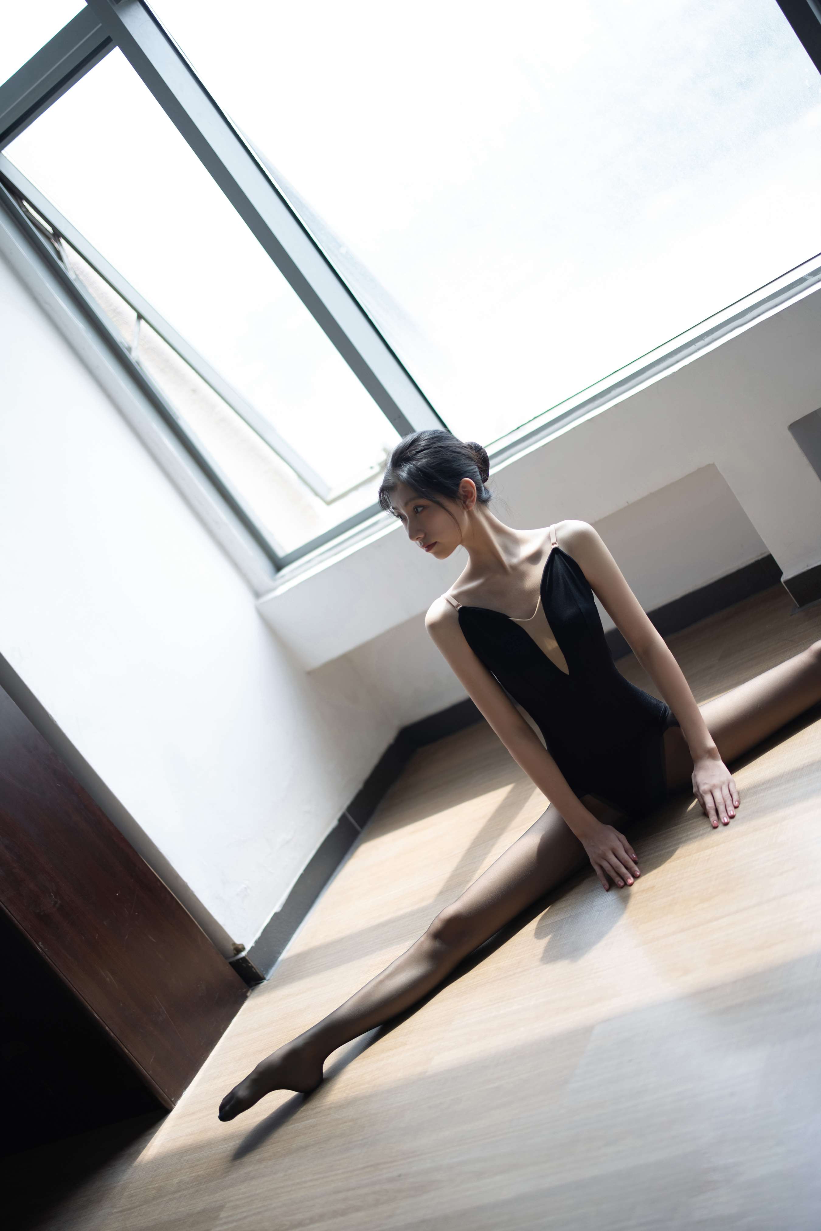 《练舞黑丝足》作品图