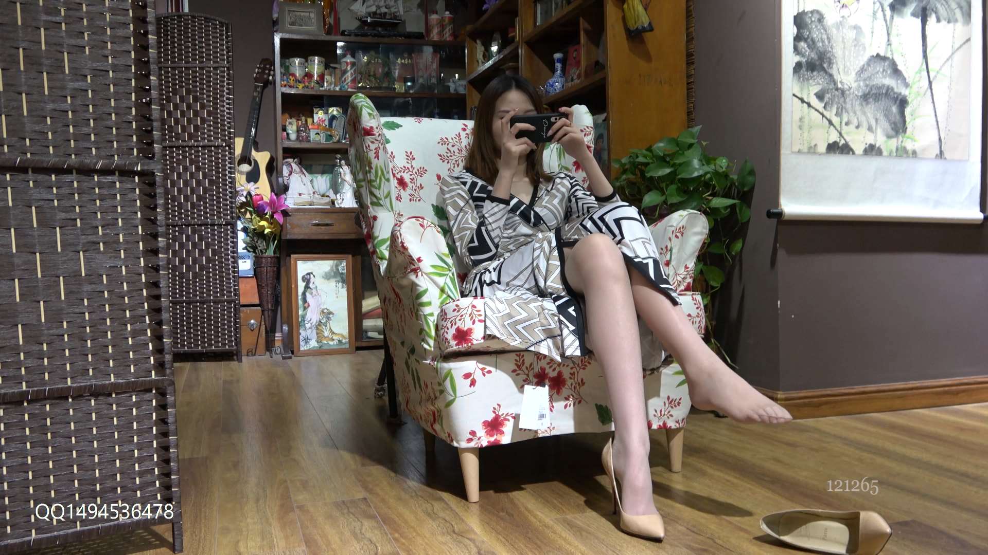 《[视频] K&M 沙发连衣裙美女肉丝高跟挑鞋》作品图