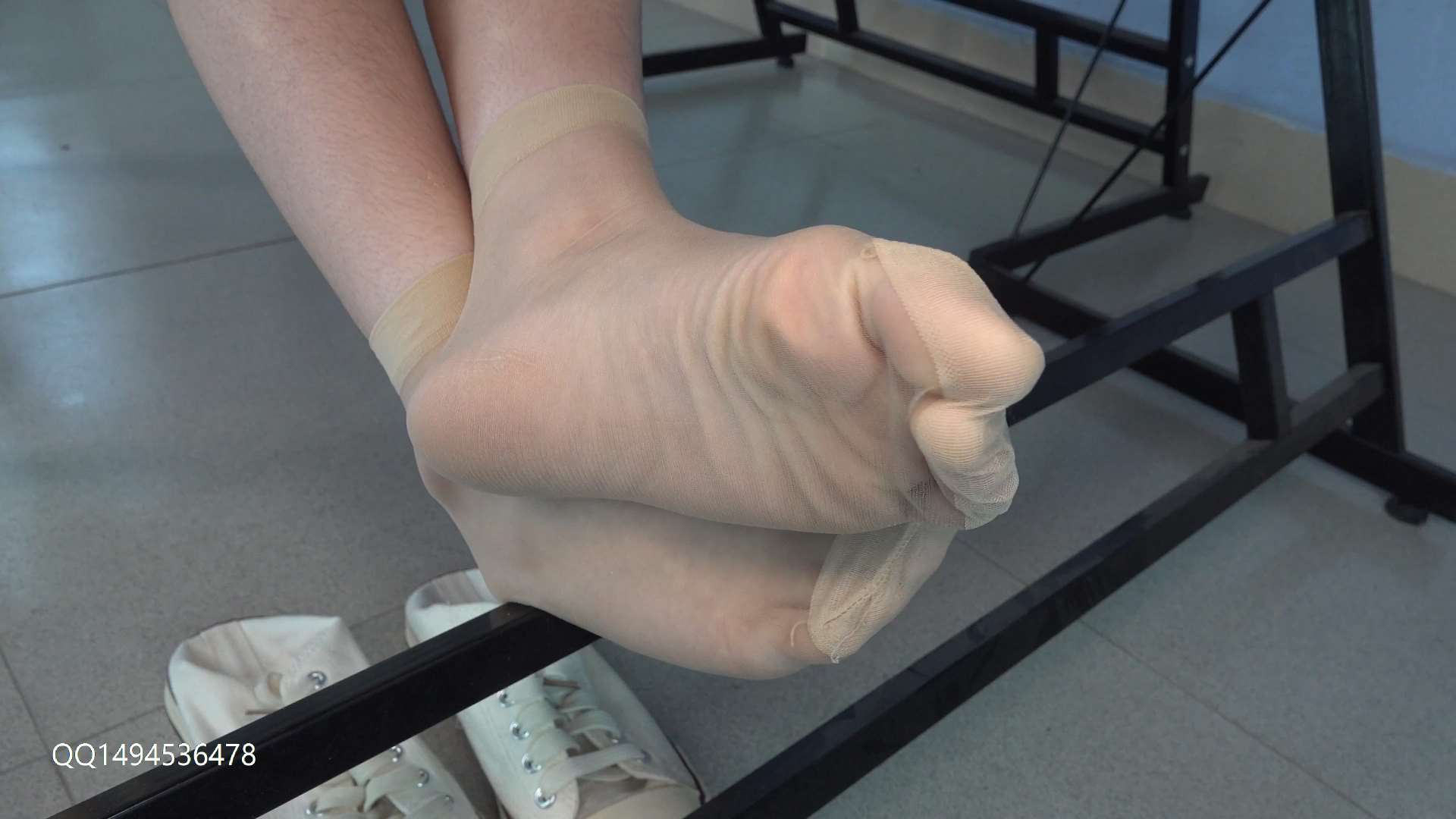 《[视频] 静儿脱鞋子放松丝袜脚》作品图