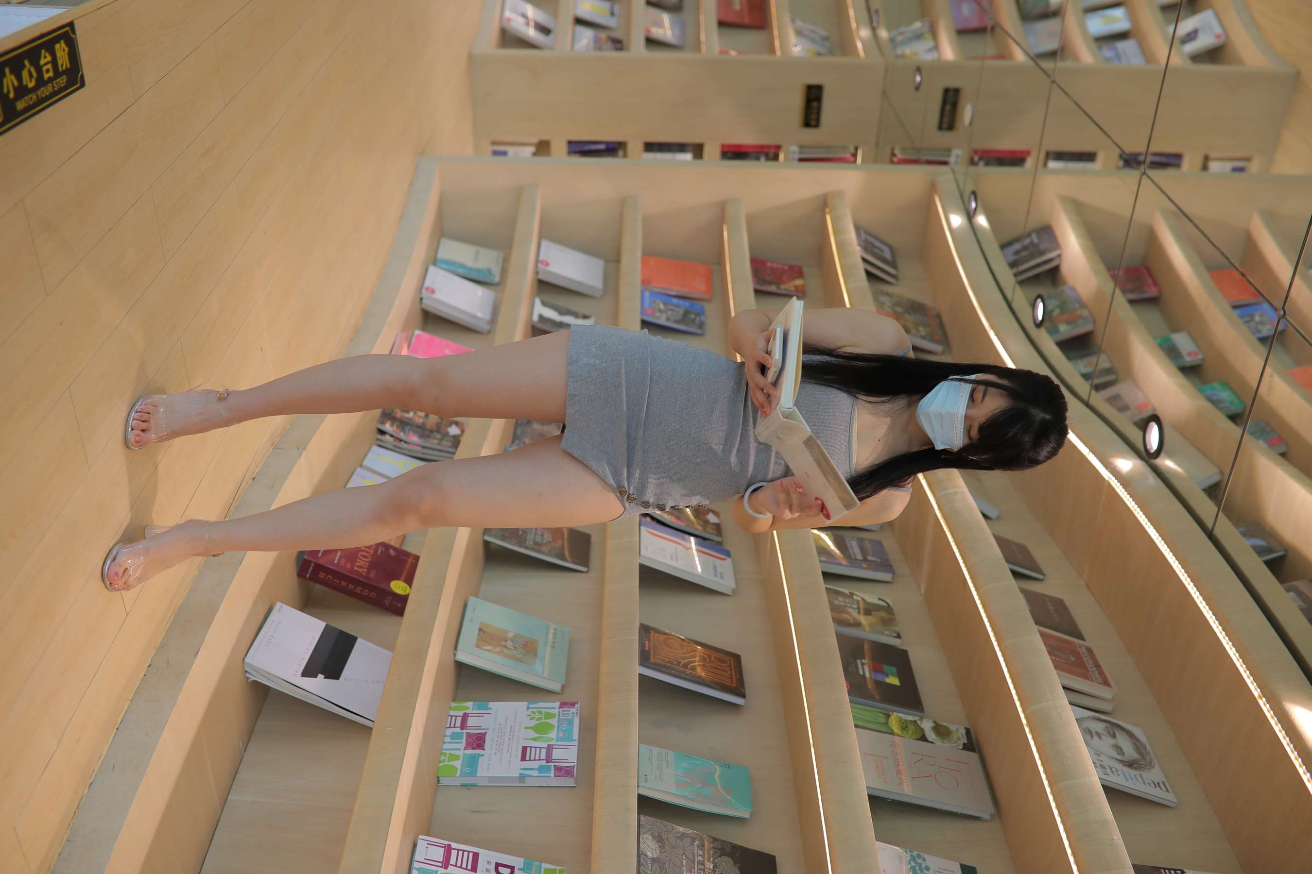 《吊带裙の高跟裸足》作品图