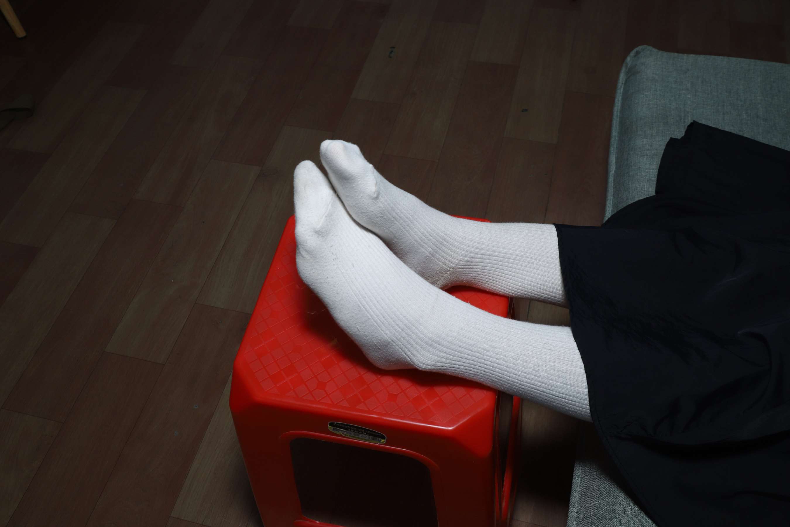 《琪琪脱下棉袜展示38码修长大白脚》作品图