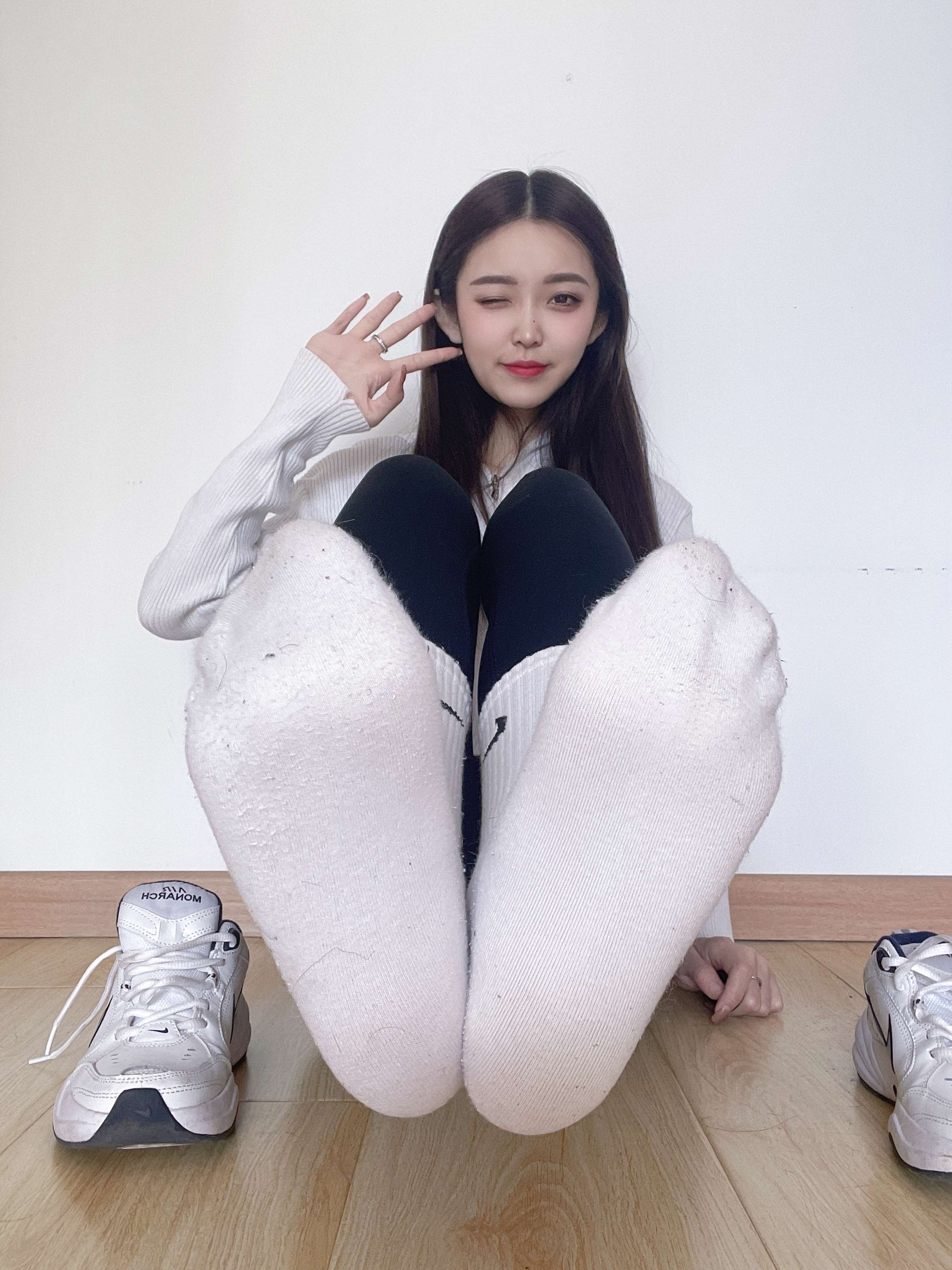 《少女球鞋の白棉袜脚》作品图