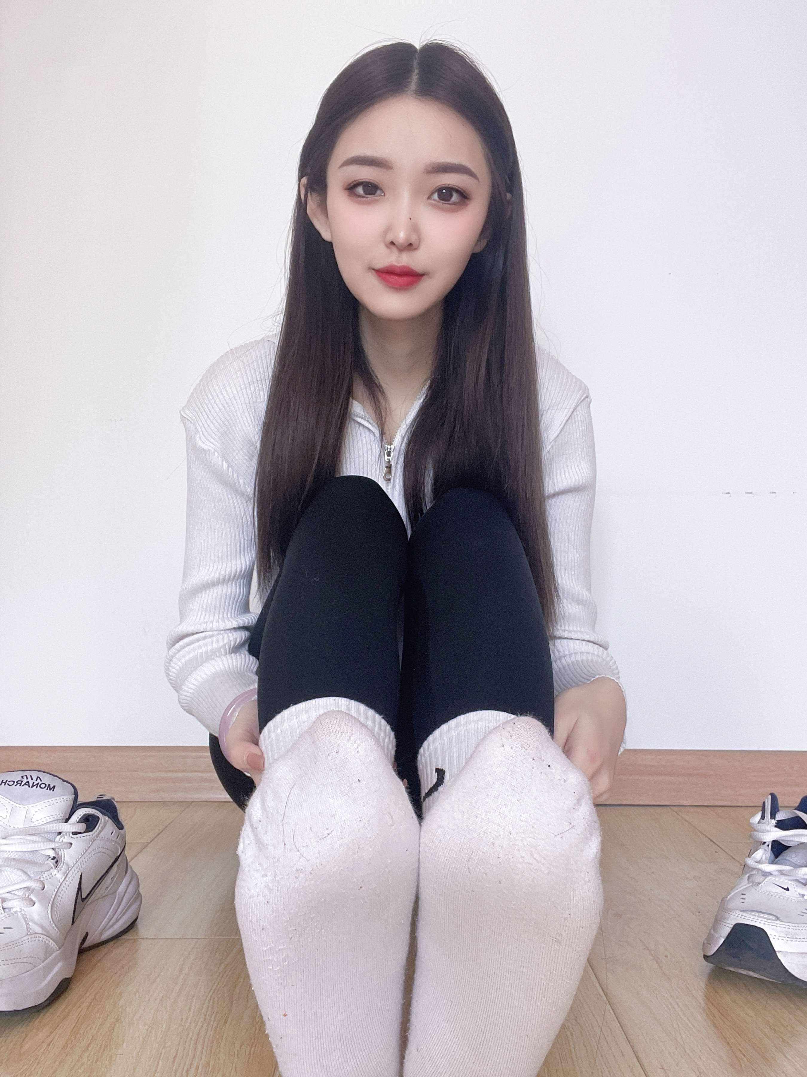 《少女球鞋の白棉袜脚》作品图