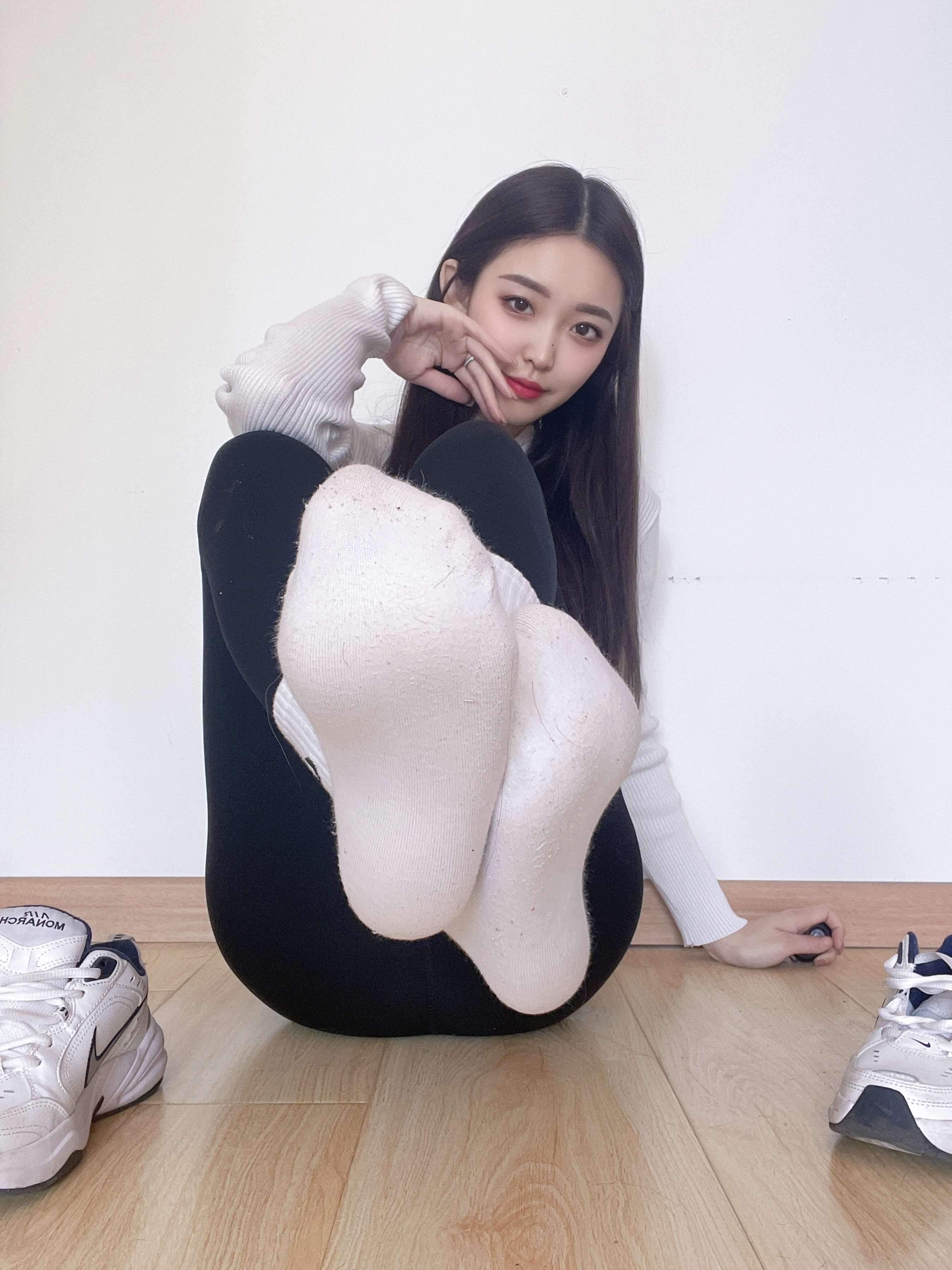 《少女球鞋の白棉袜脚》作品图