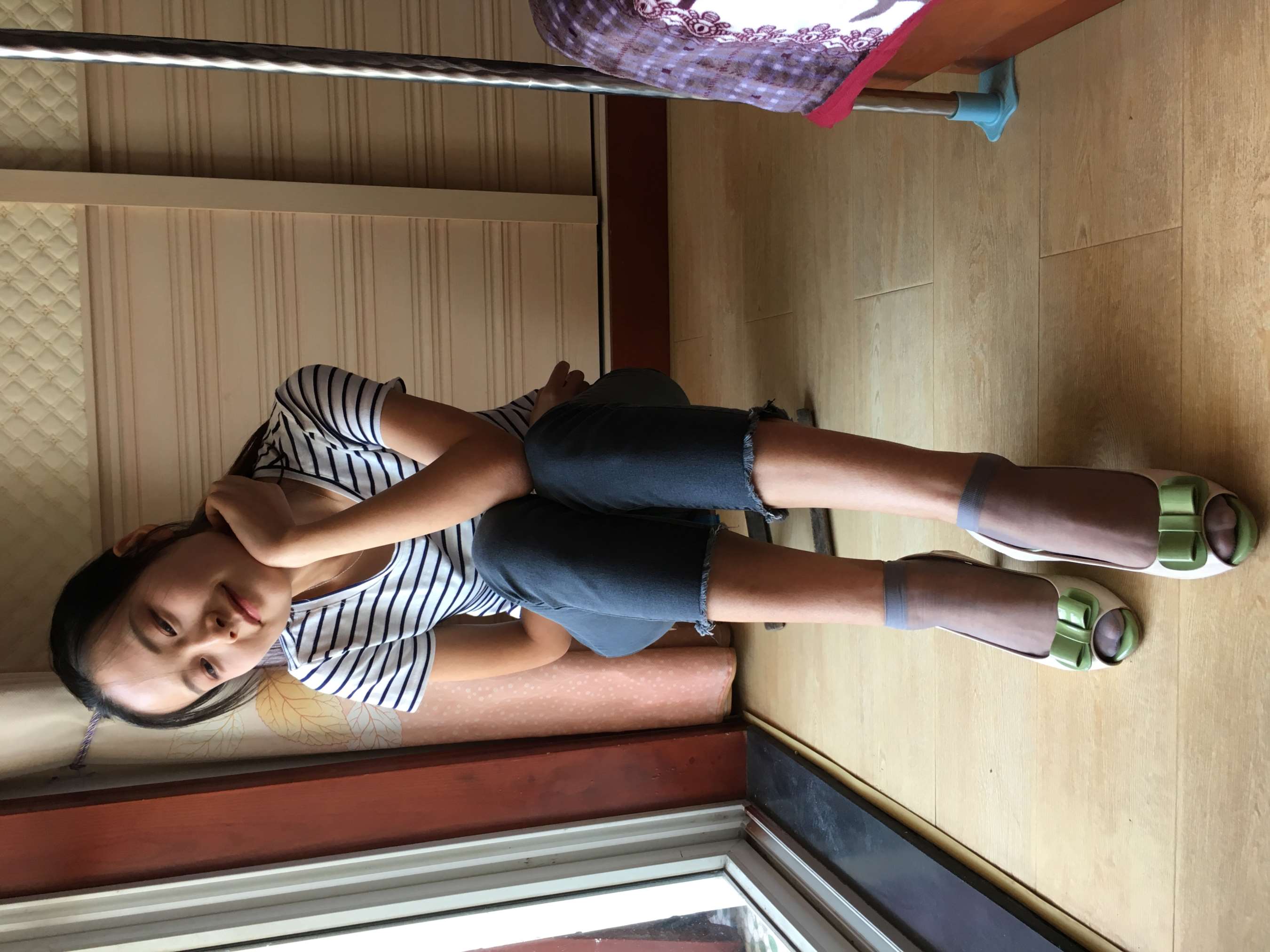 《谢琳短丝脚丫》作品图