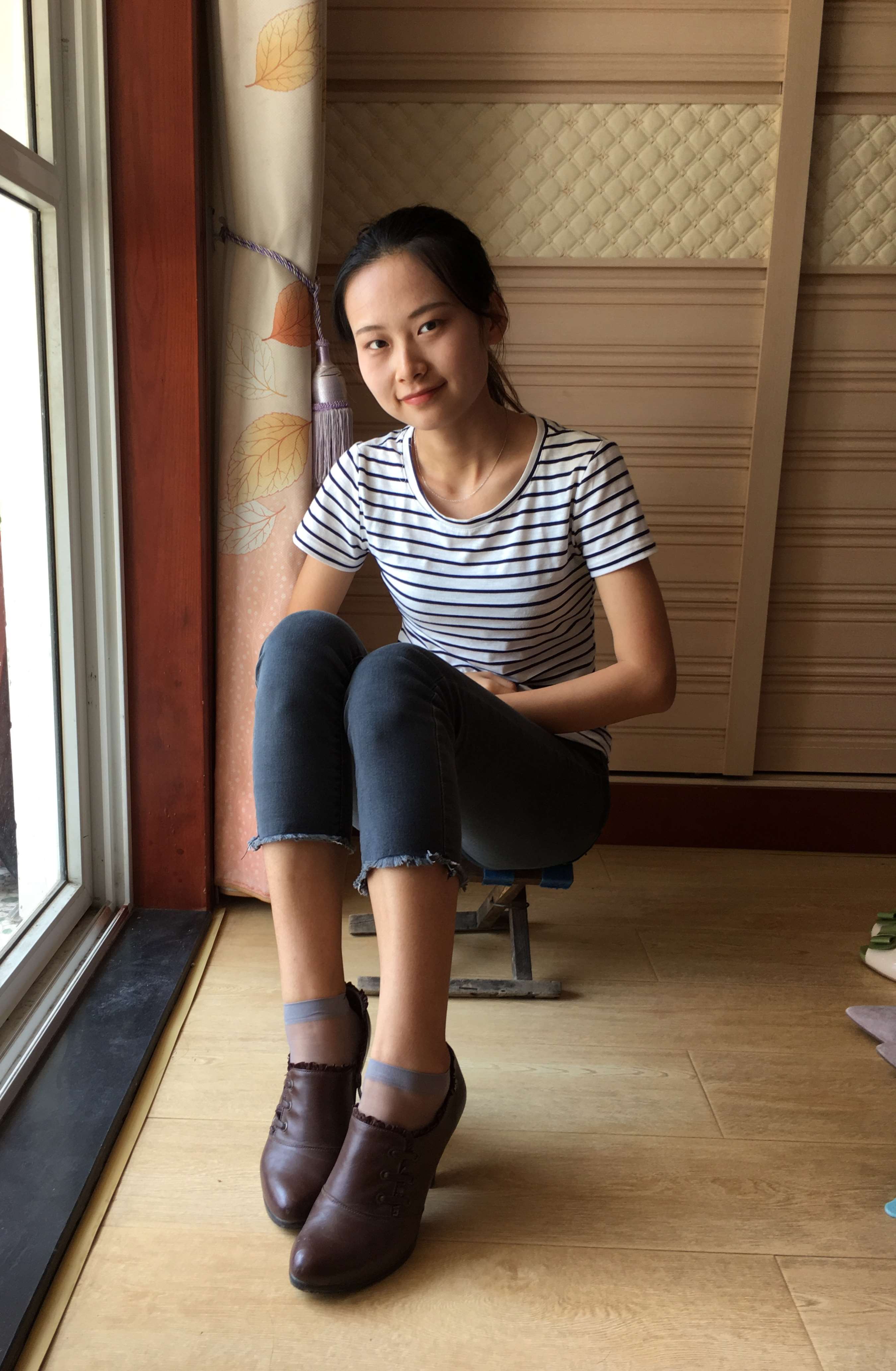 《谢琳短丝脚丫》作品图