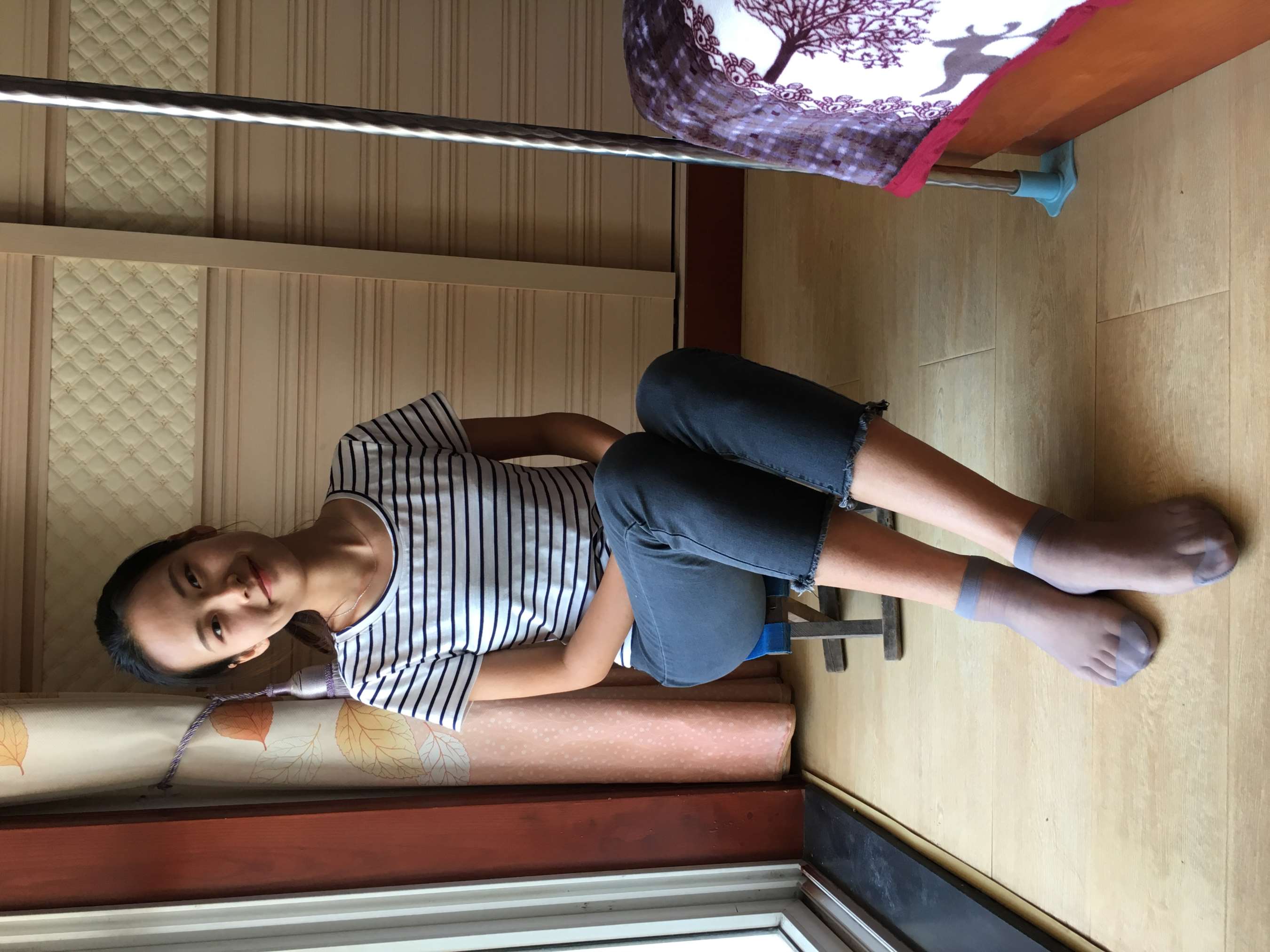 《谢琳短丝脚丫》作品图