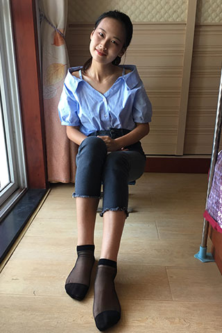 谢琳短丝脚丫