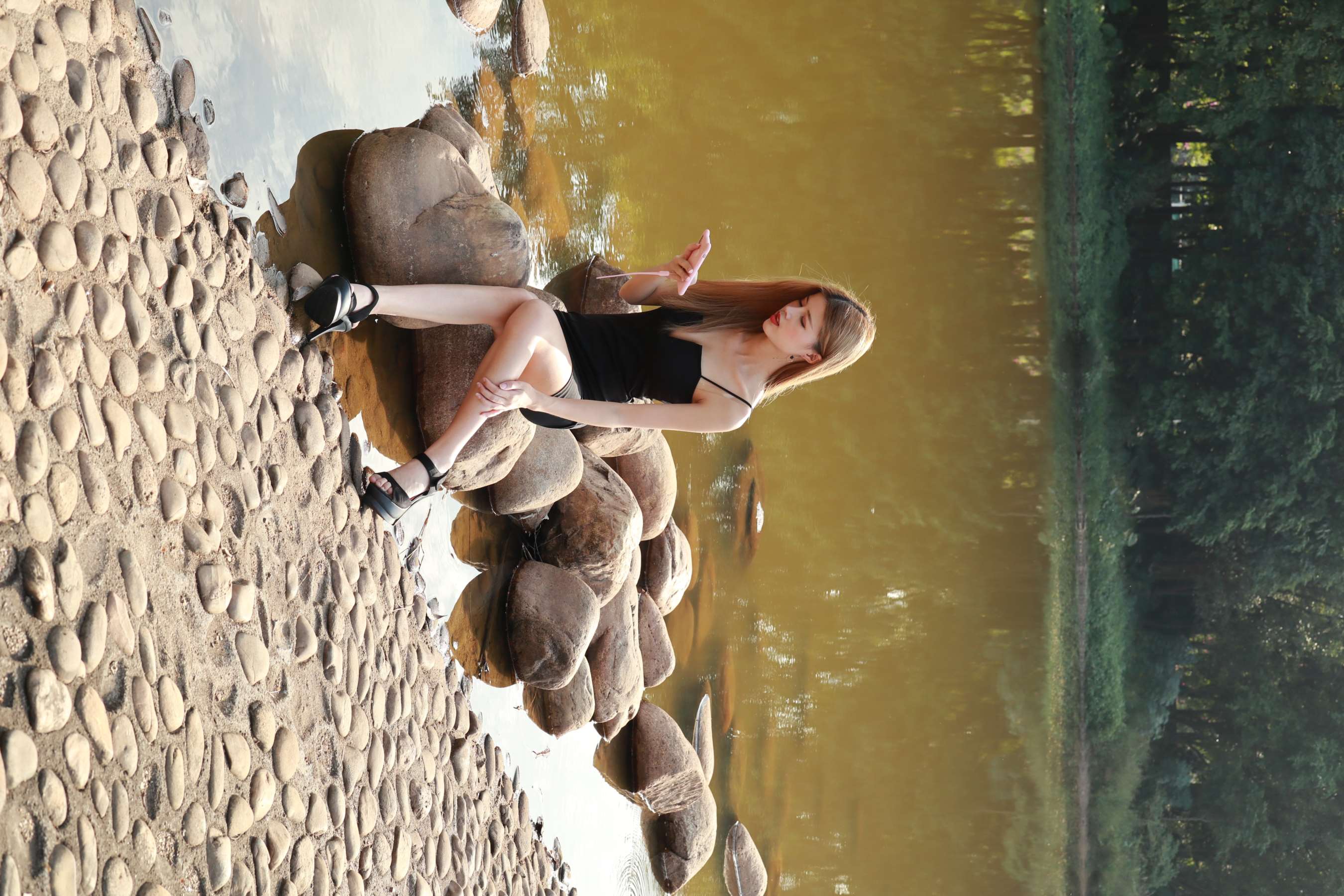 《湖边的高跟裸足少女》作品图