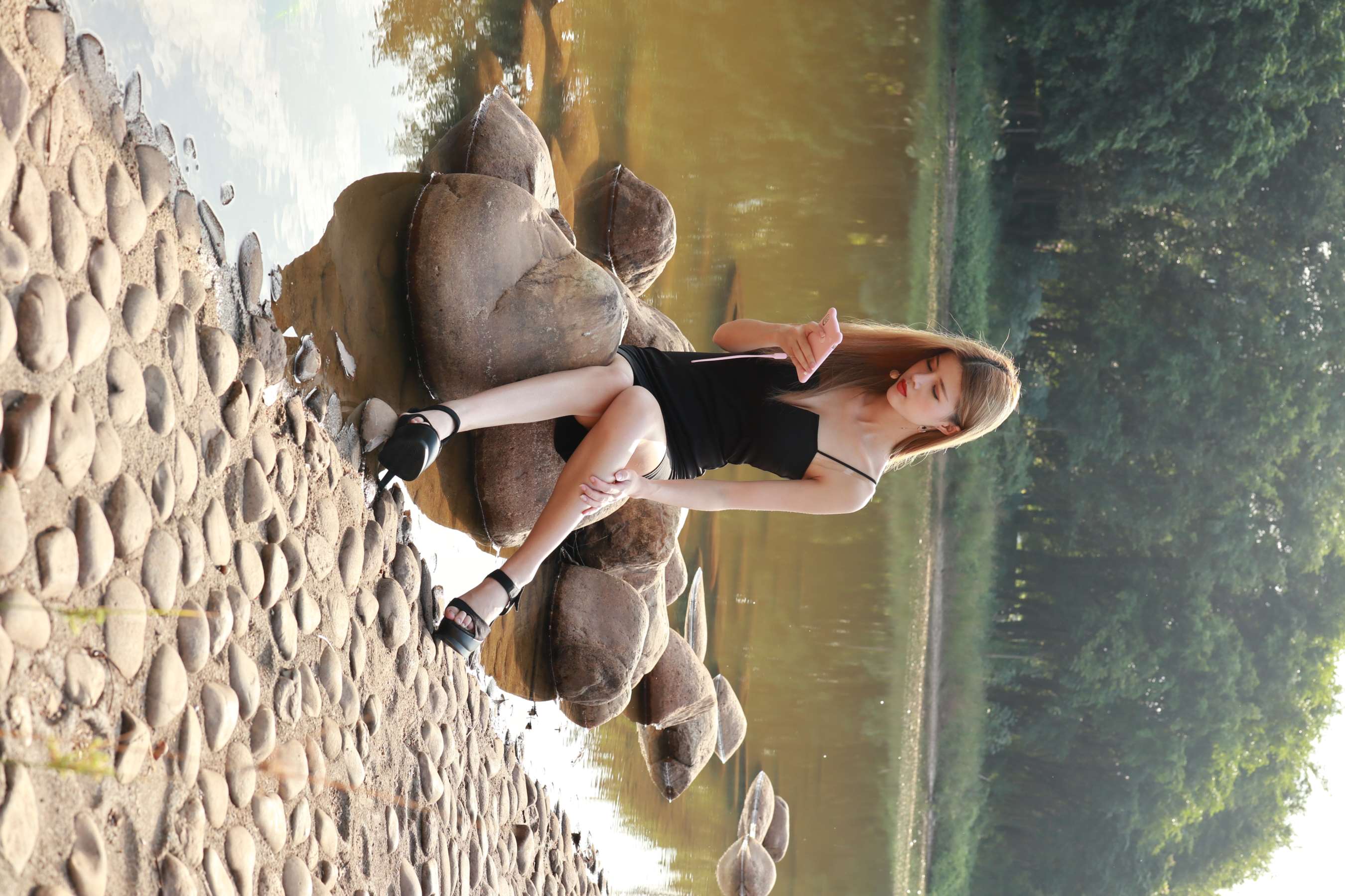 《湖边的高跟裸足少女》作品图