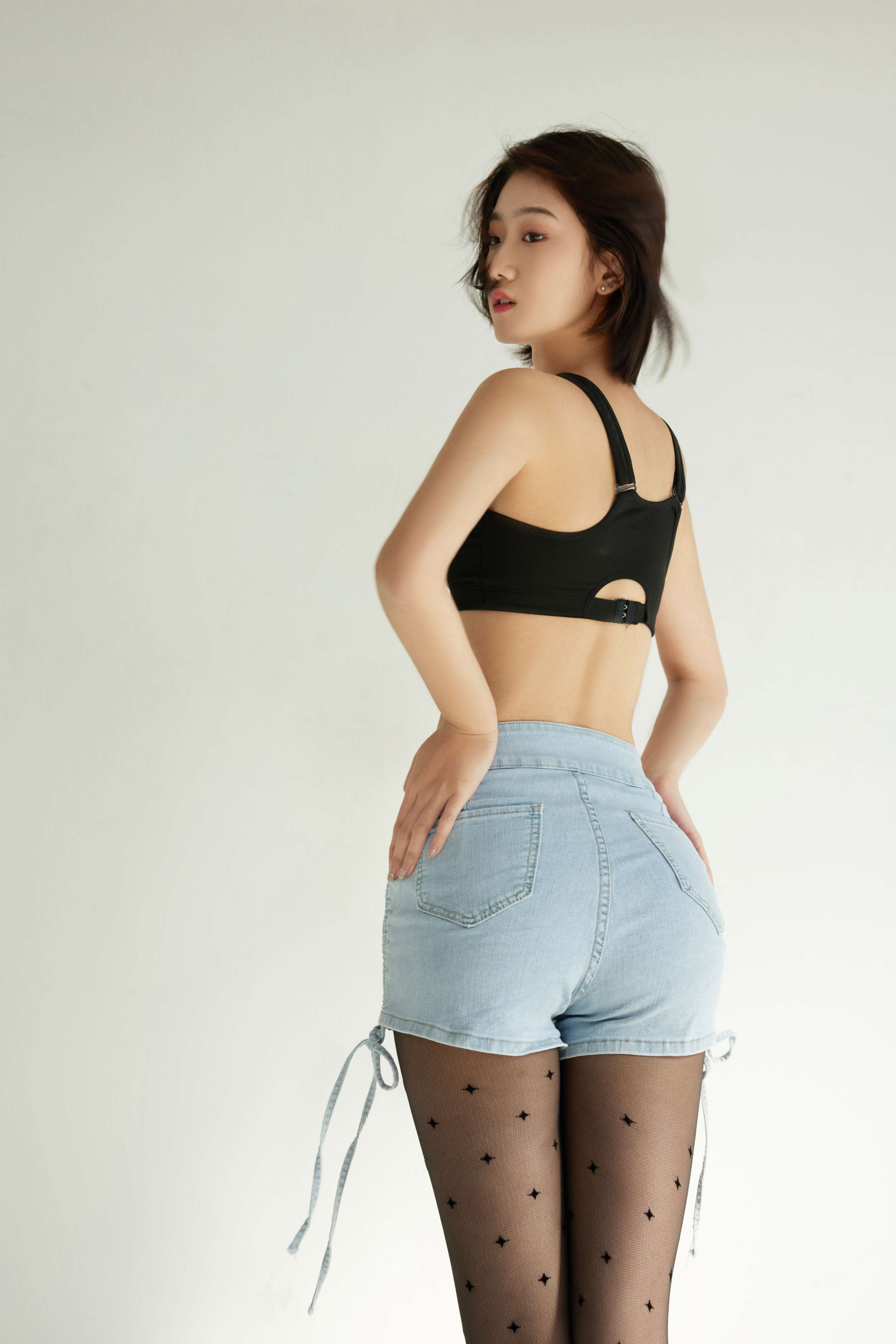 《琳琳斑点黑丝脚》作品图