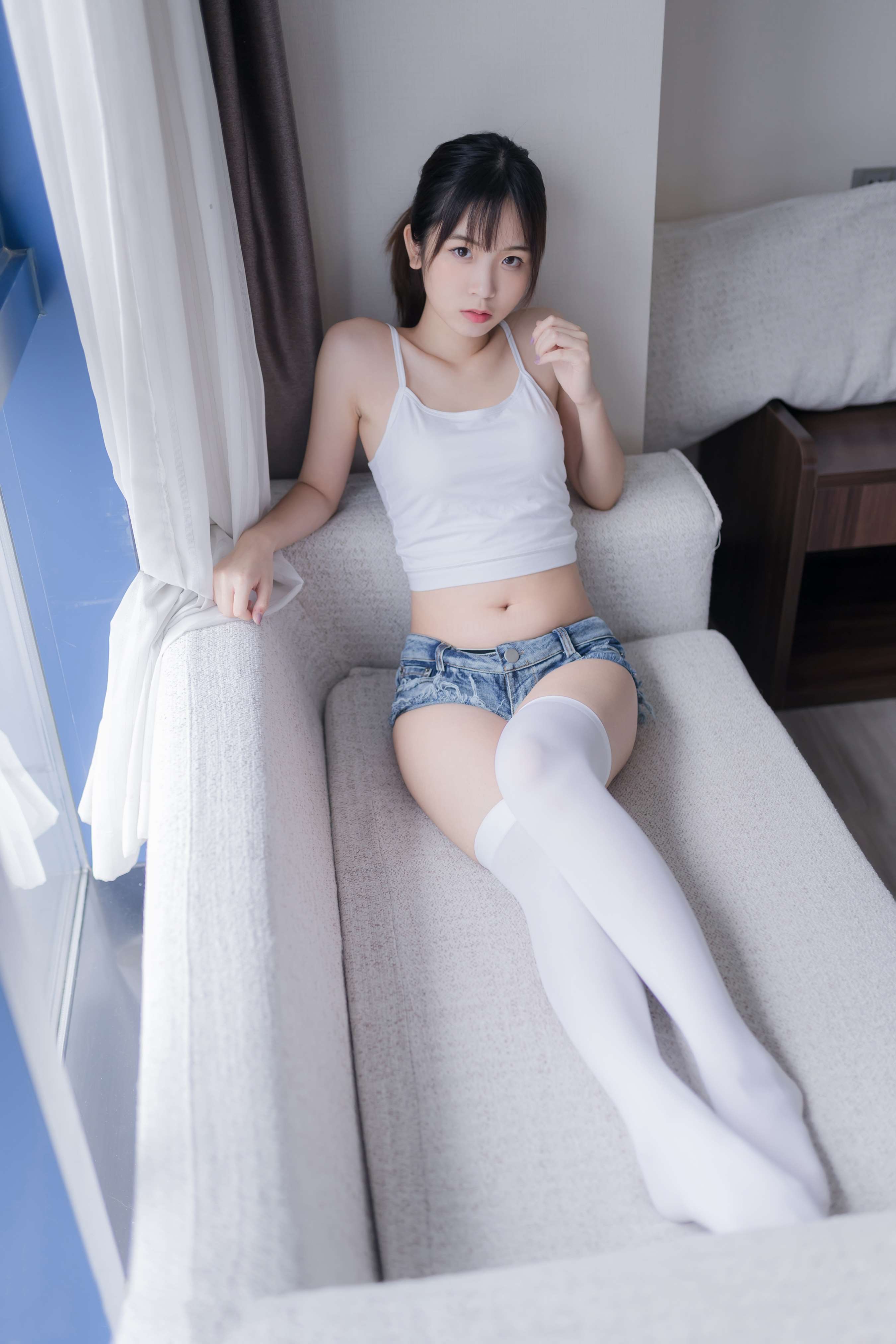 《吊带热裤》作品图