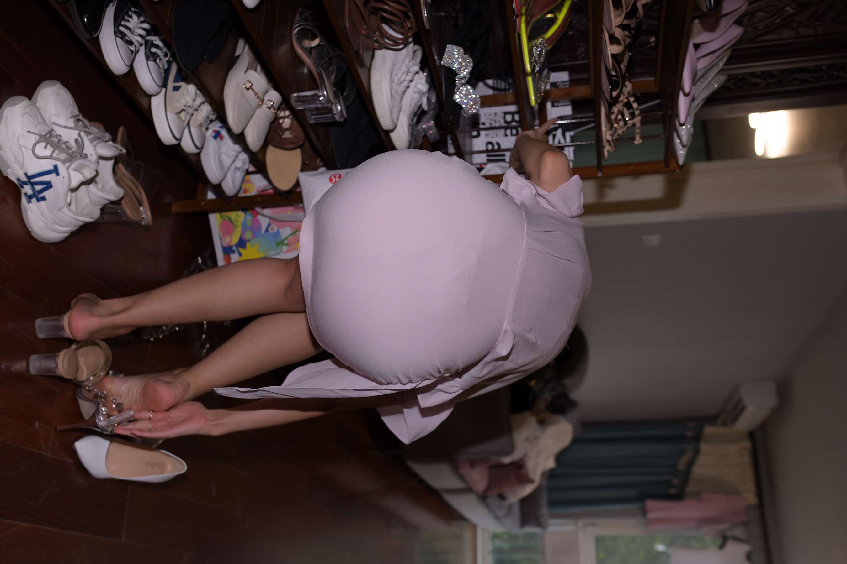 《包裙高跟の嫩足》作品图