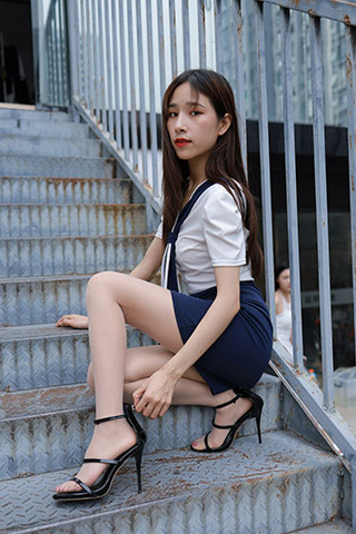 美子楼梯上的丝足