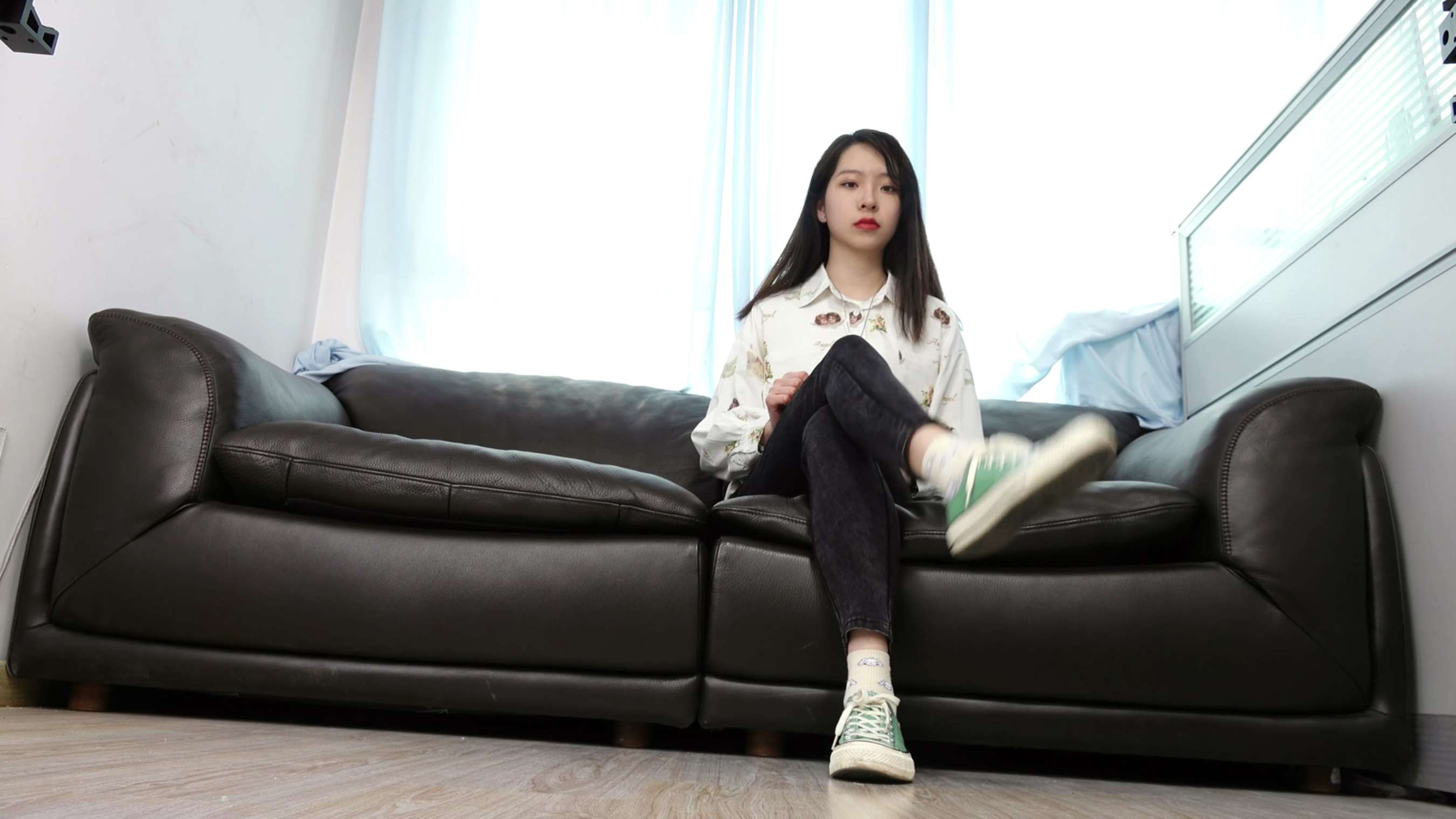 《小女生YIYI近距离秀脚》作品图