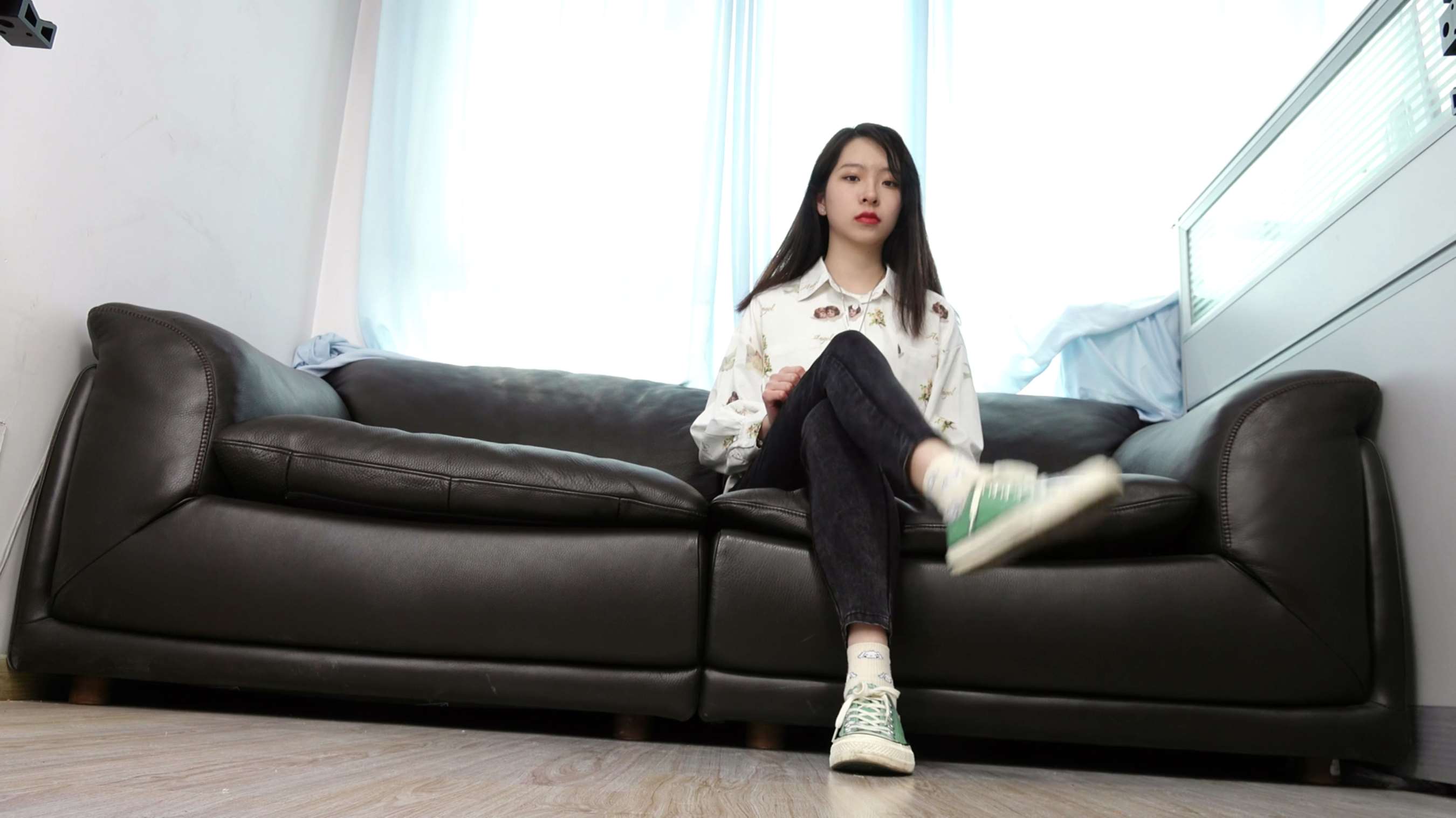 《小女生YIYI近距离秀脚》作品图