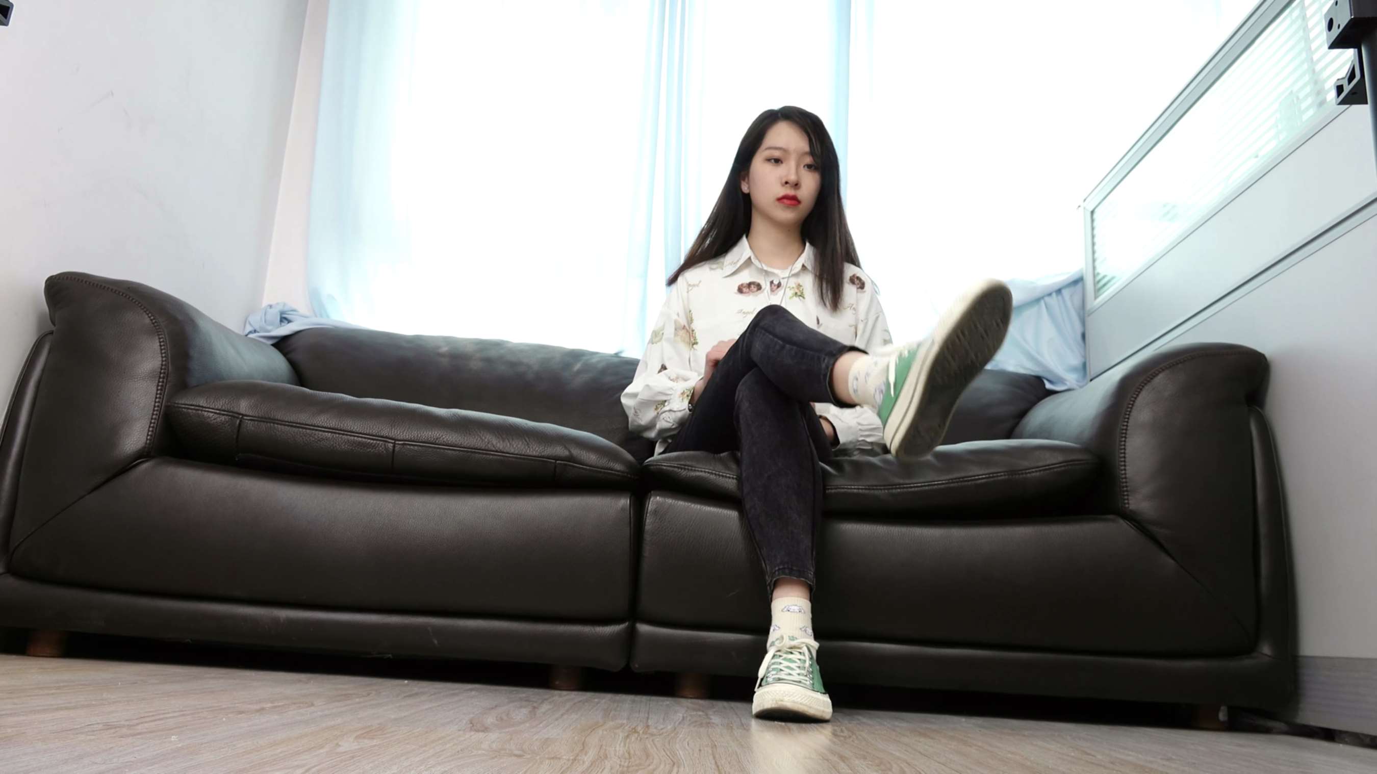 《小女生YIYI近距离秀脚》作品图