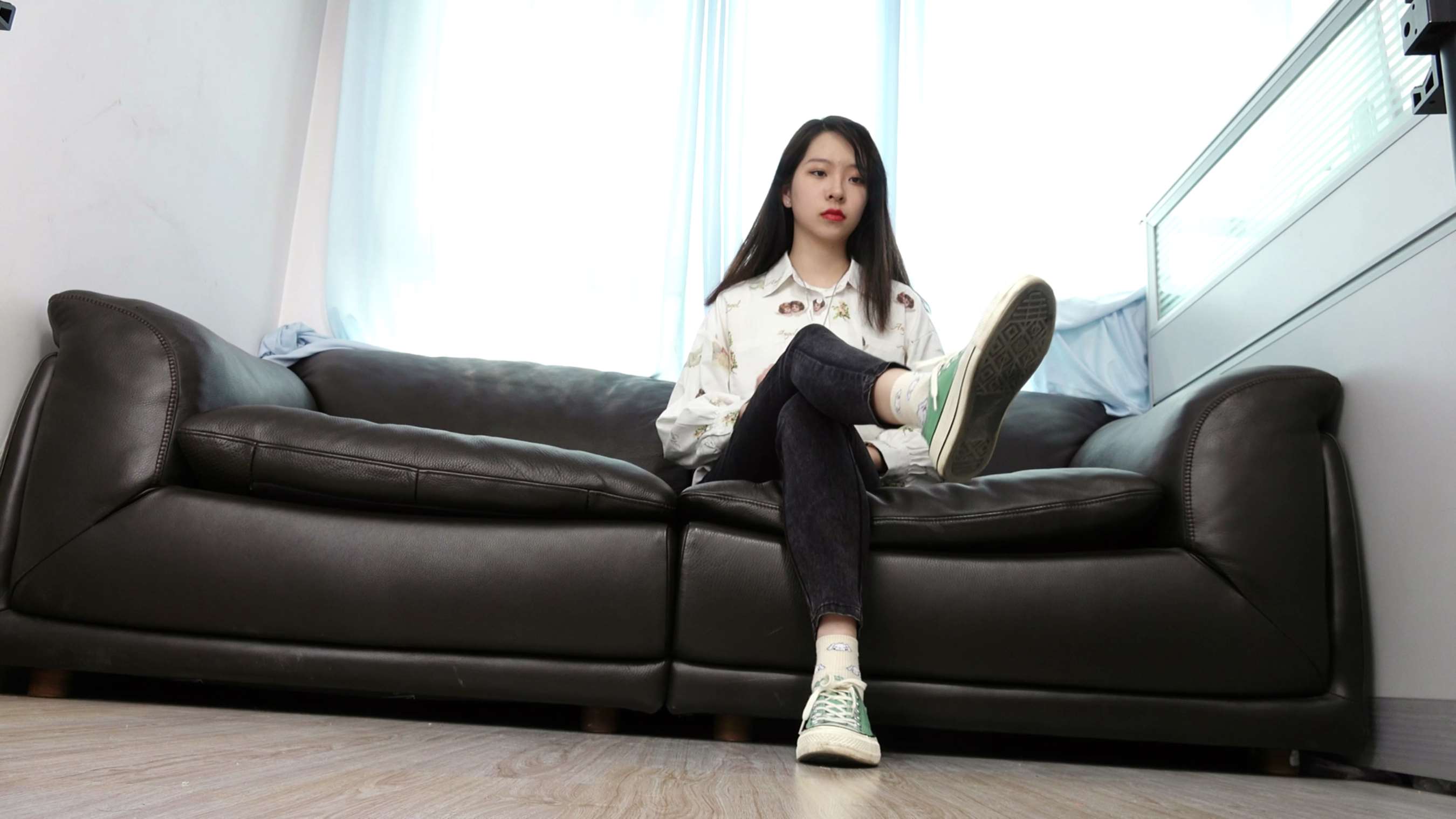 《小女生YIYI近距离秀脚》作品图