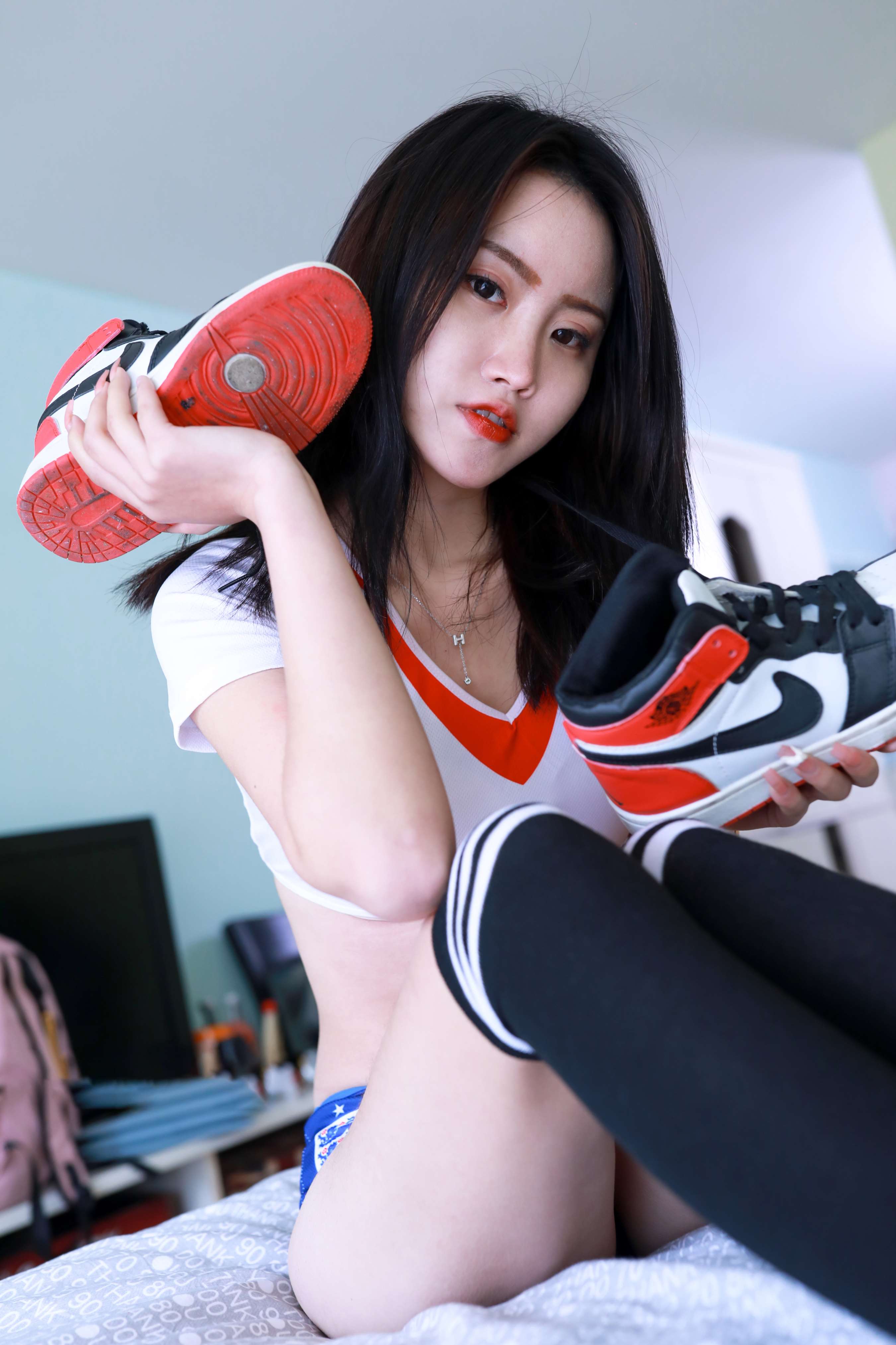 《森森长棉袜の裸足》作品图