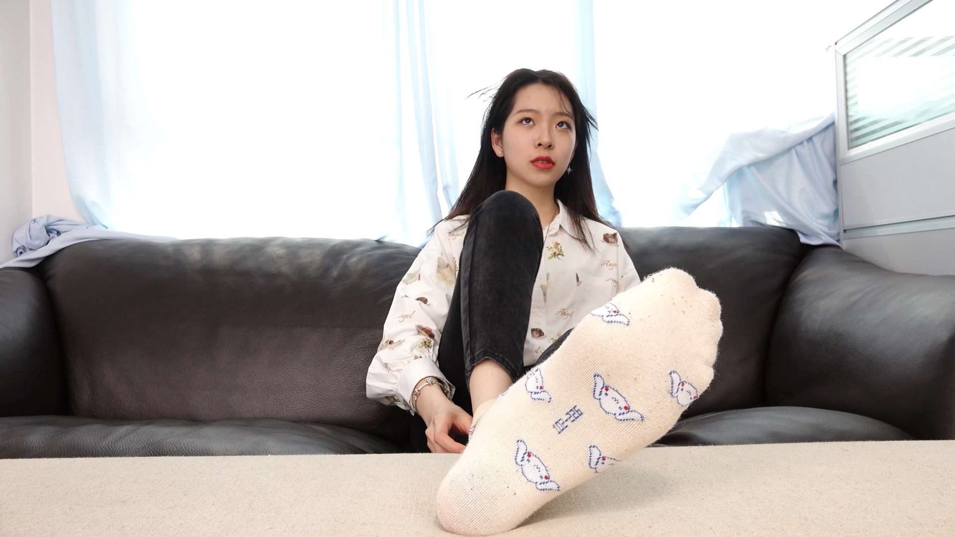 《[寄卖视频]-A&F-Yiyi展示她性感的小脚丫》作品图