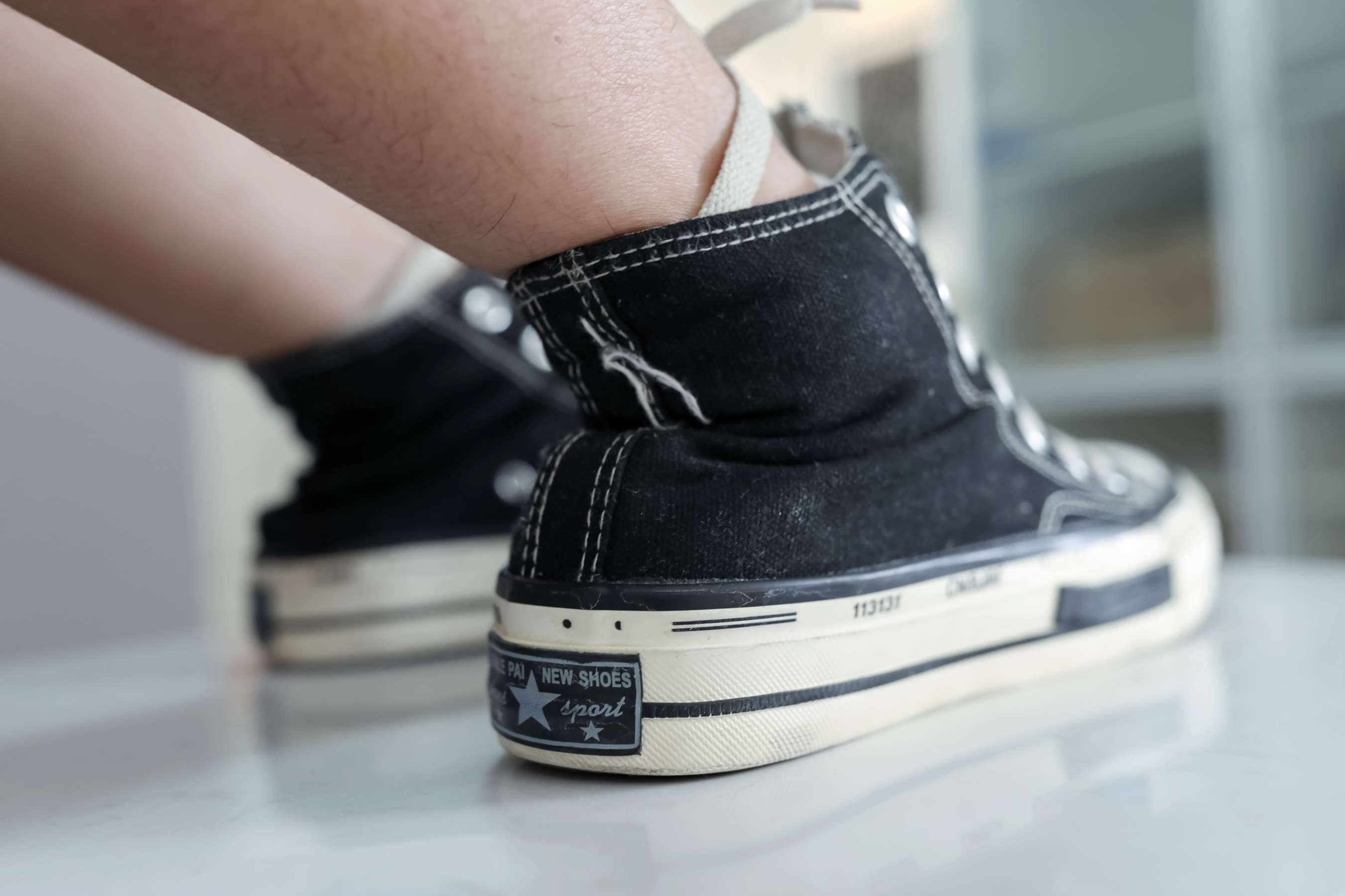 《露露帆布鞋の白棉袜脚》作品图