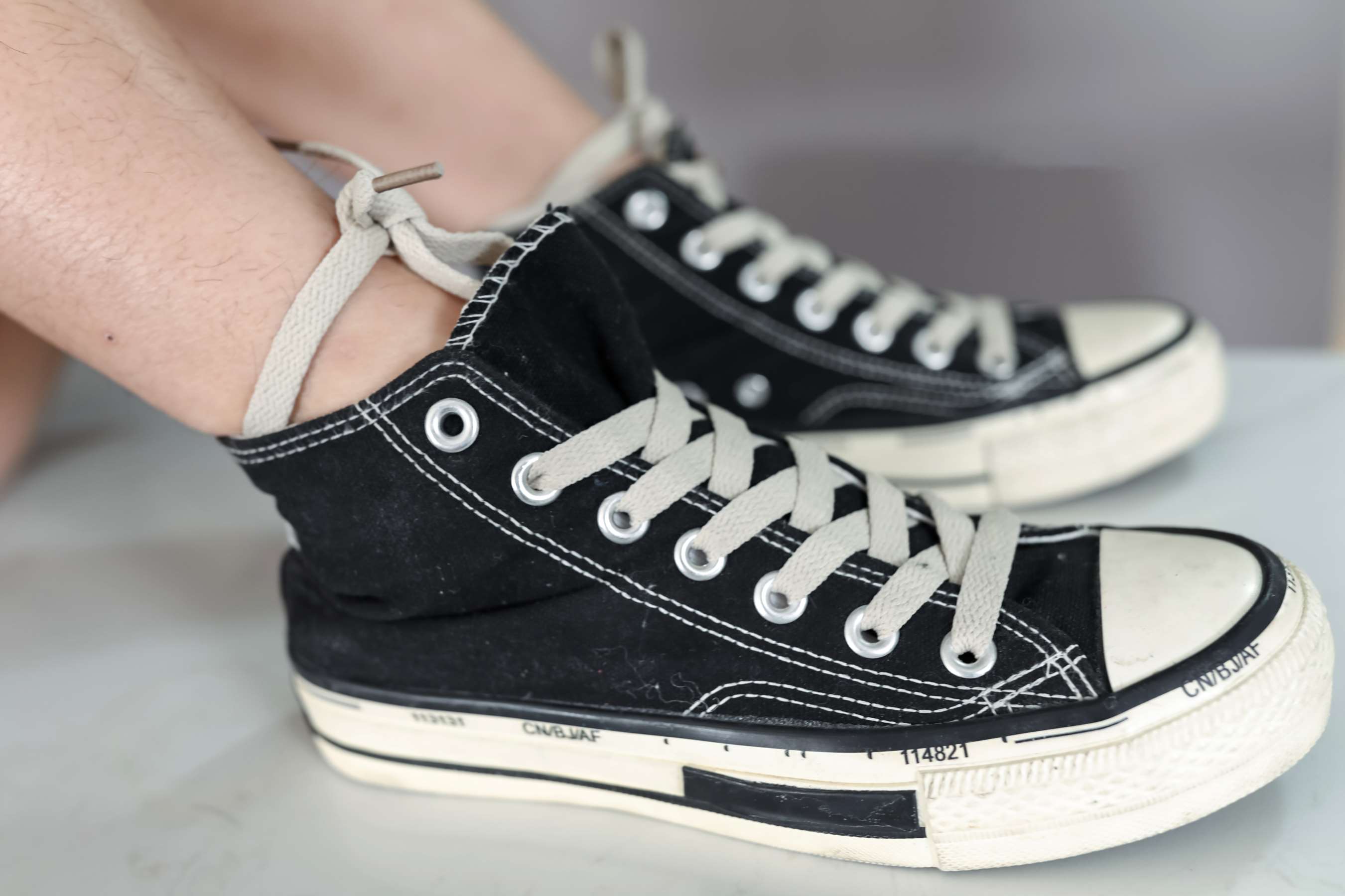 《露露帆布鞋の白棉袜脚》作品图