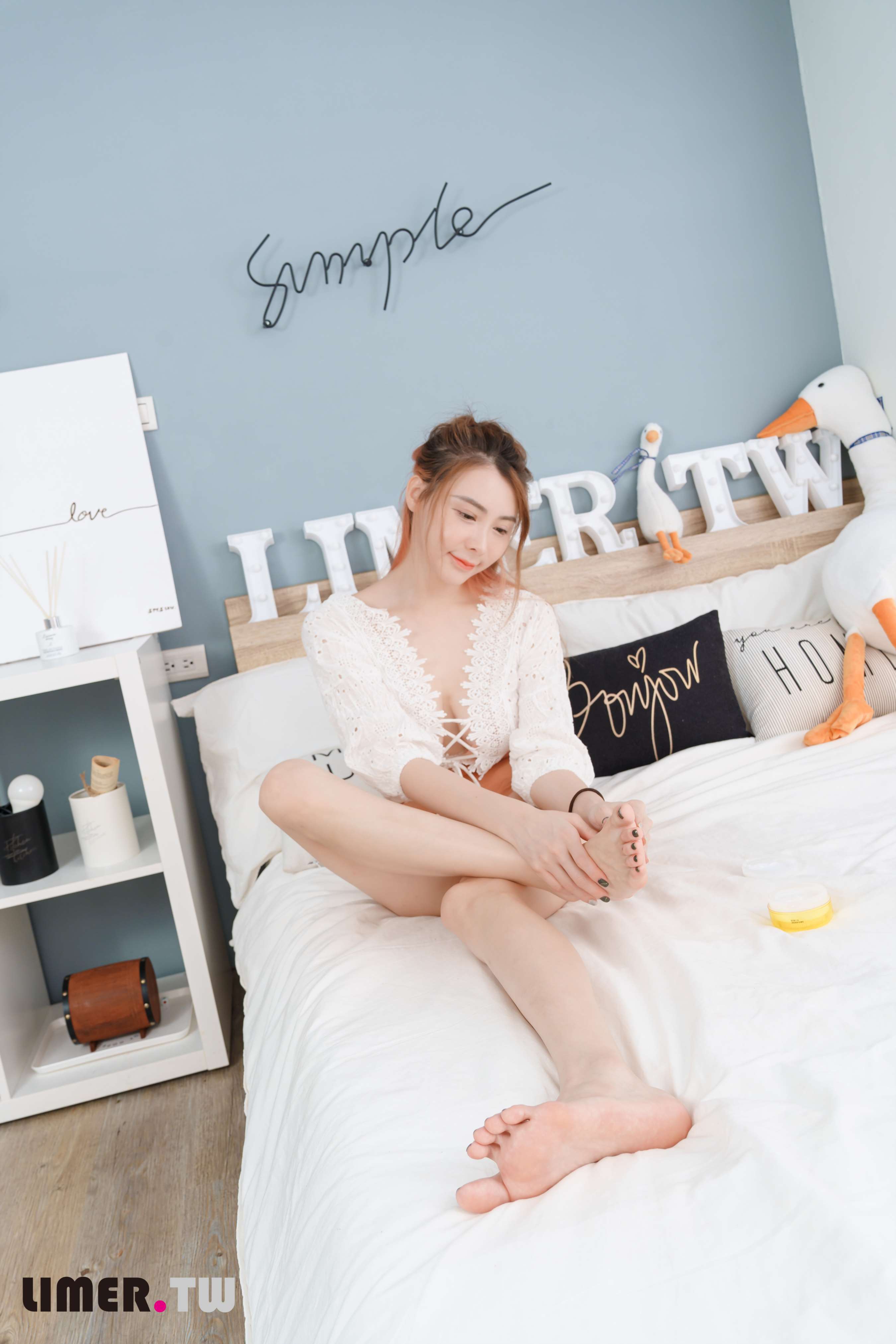 《[寄卖]Aya台日混血魔鬼身材 夏日清凉裸足夹脚拖》作品图