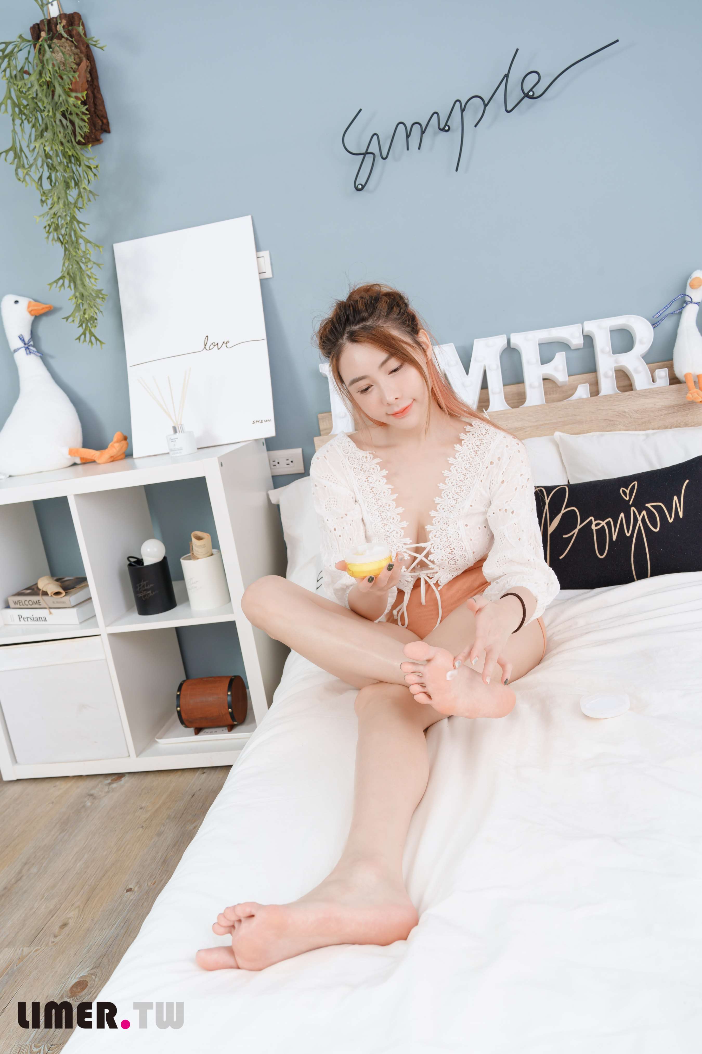 《[寄卖]Aya台日混血魔鬼身材 夏日清凉裸足夹脚拖》作品图