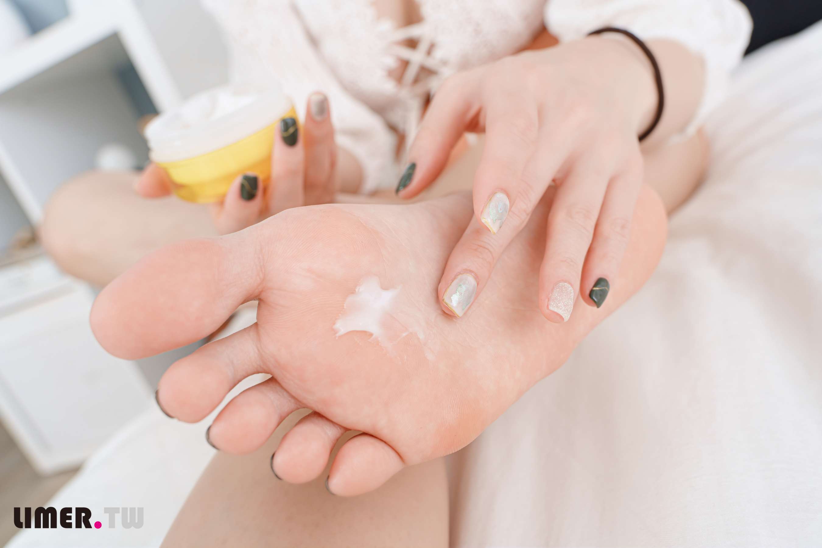 《[寄卖]Aya台日混血魔鬼身材 夏日清凉裸足夹脚拖》作品图