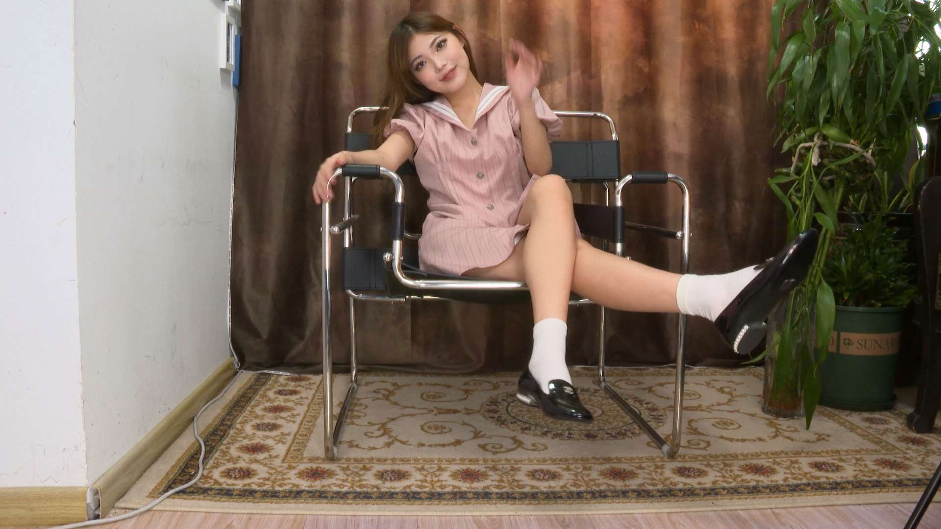 《[寄卖视频]-A&F-加加展示她的性感的小脚丫》作品图