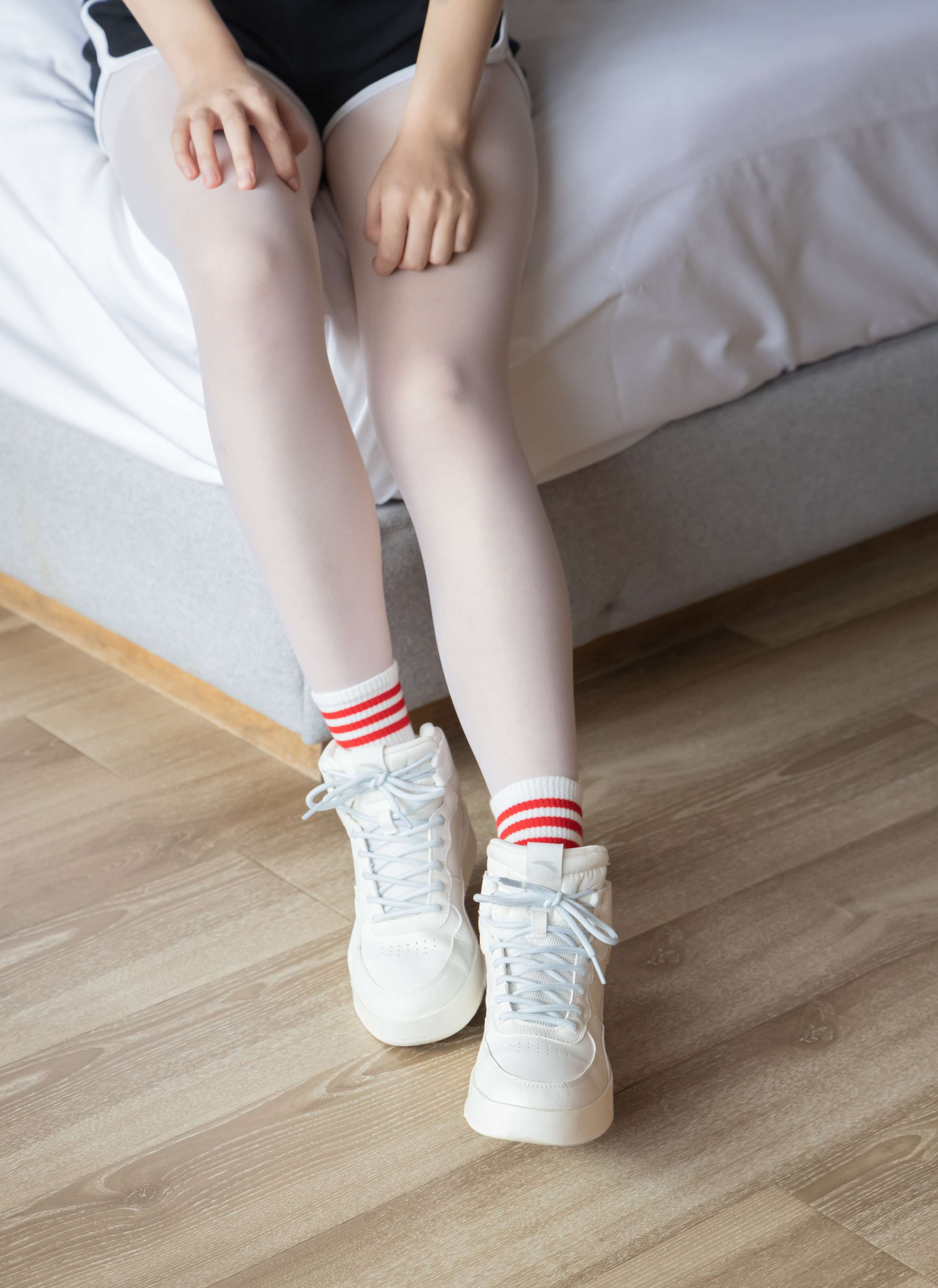 《熊熊-板鞋の棉套白丝脚》作品图